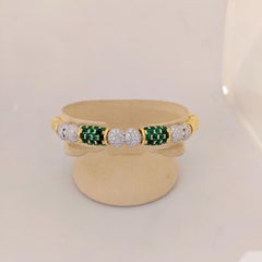 C. I. M. Bracciale in oro giallo 18 carati con cuori in pavé di diamanti e smeraldi