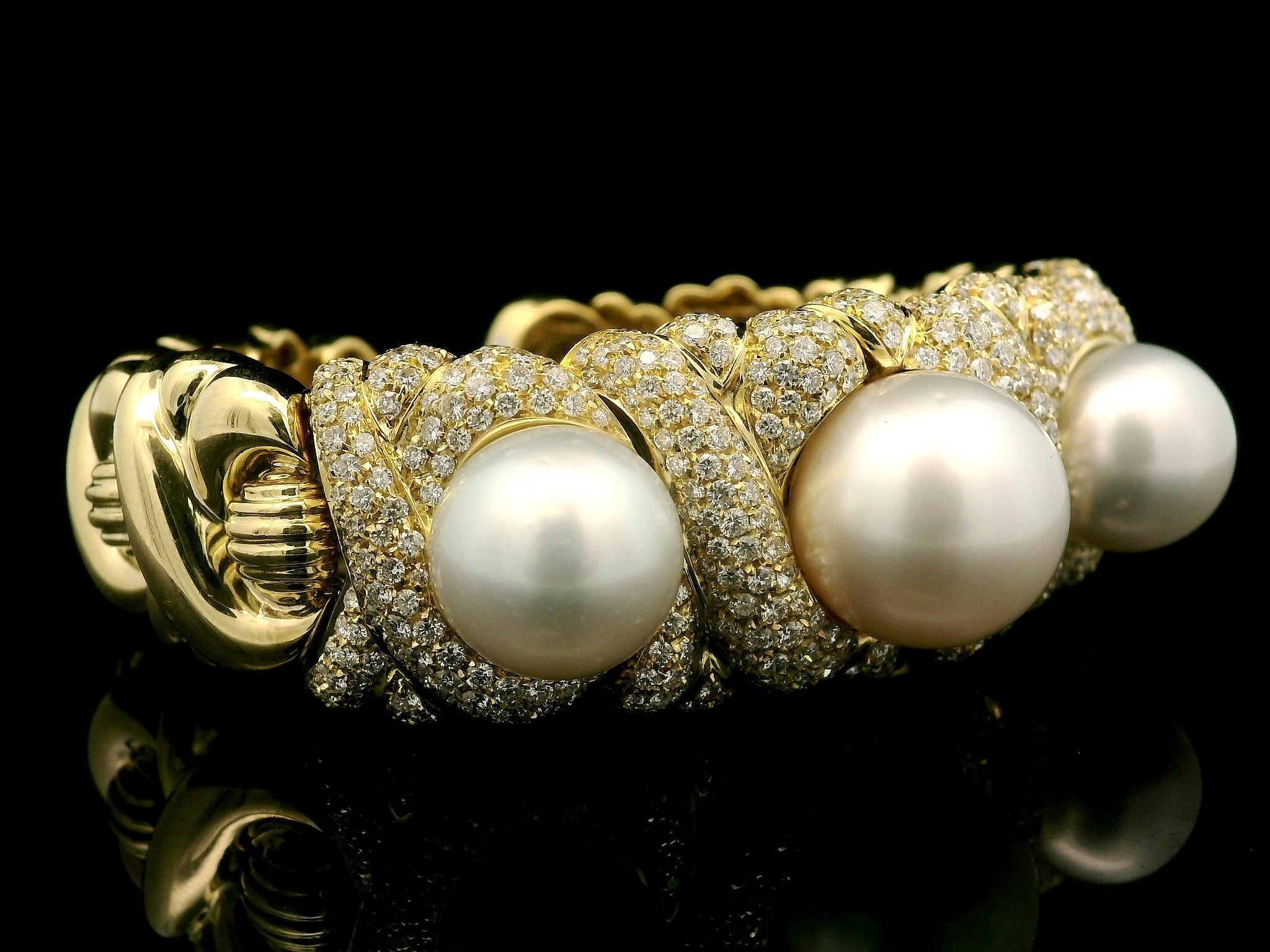 --Piedra(s):--
Numerosos Diamantes Genuinos Naturales - Talla Brillante Redonda - Engastados - Color G - Claridad VS2 - 5,40ctw (aprox.)
(3) Perlas Cultivadas Auténticas del Mar del Sur - Forma Redonda - Color Blanco - Excelente Brillo - 15mm