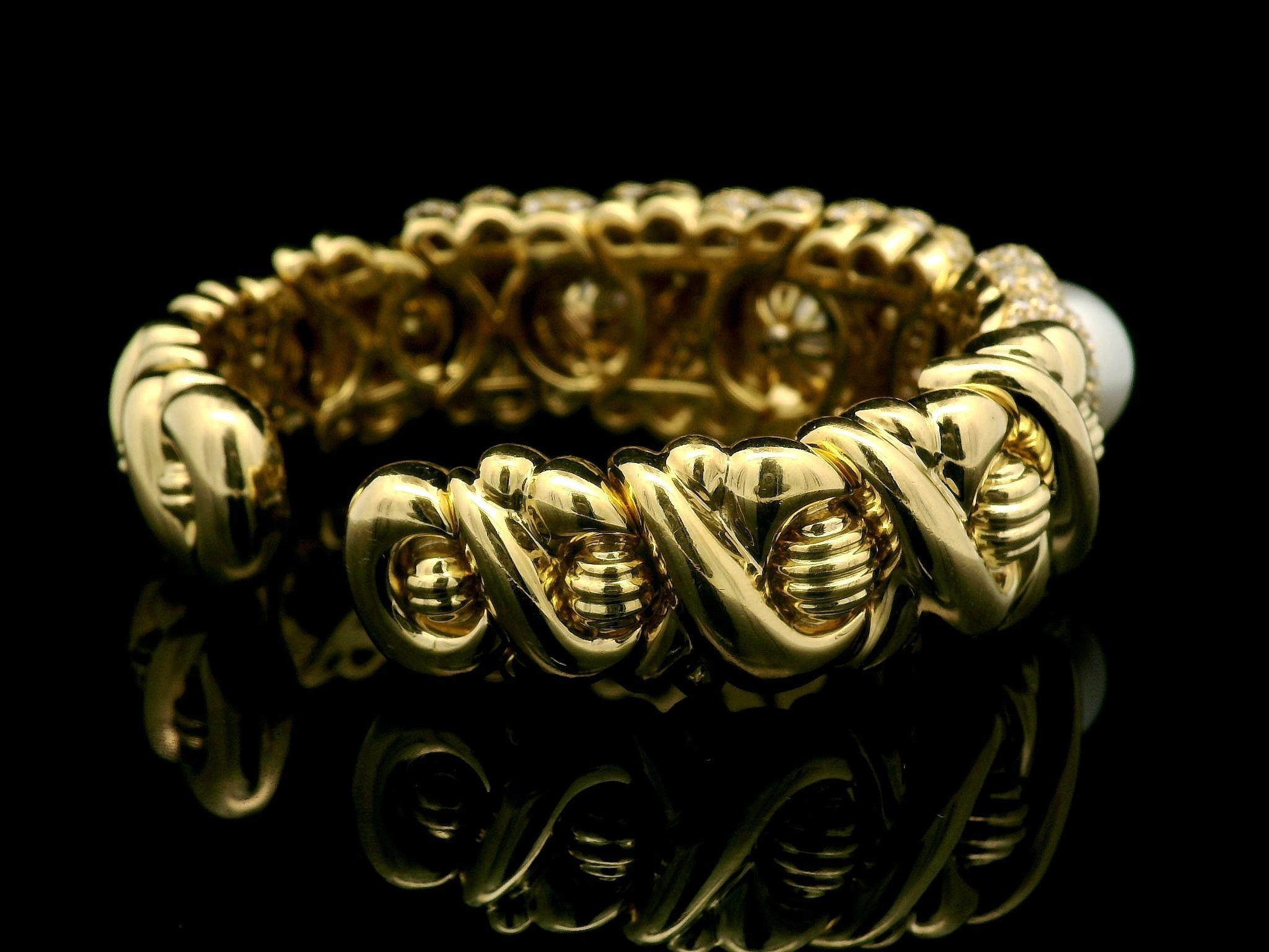 RCM Gioielli Pulsera Brazalete Flexible Oro 18k Diamante 5,4ctw 3 Perlas Mar del Sur en Excelente estado para la venta en Montclair, NJ