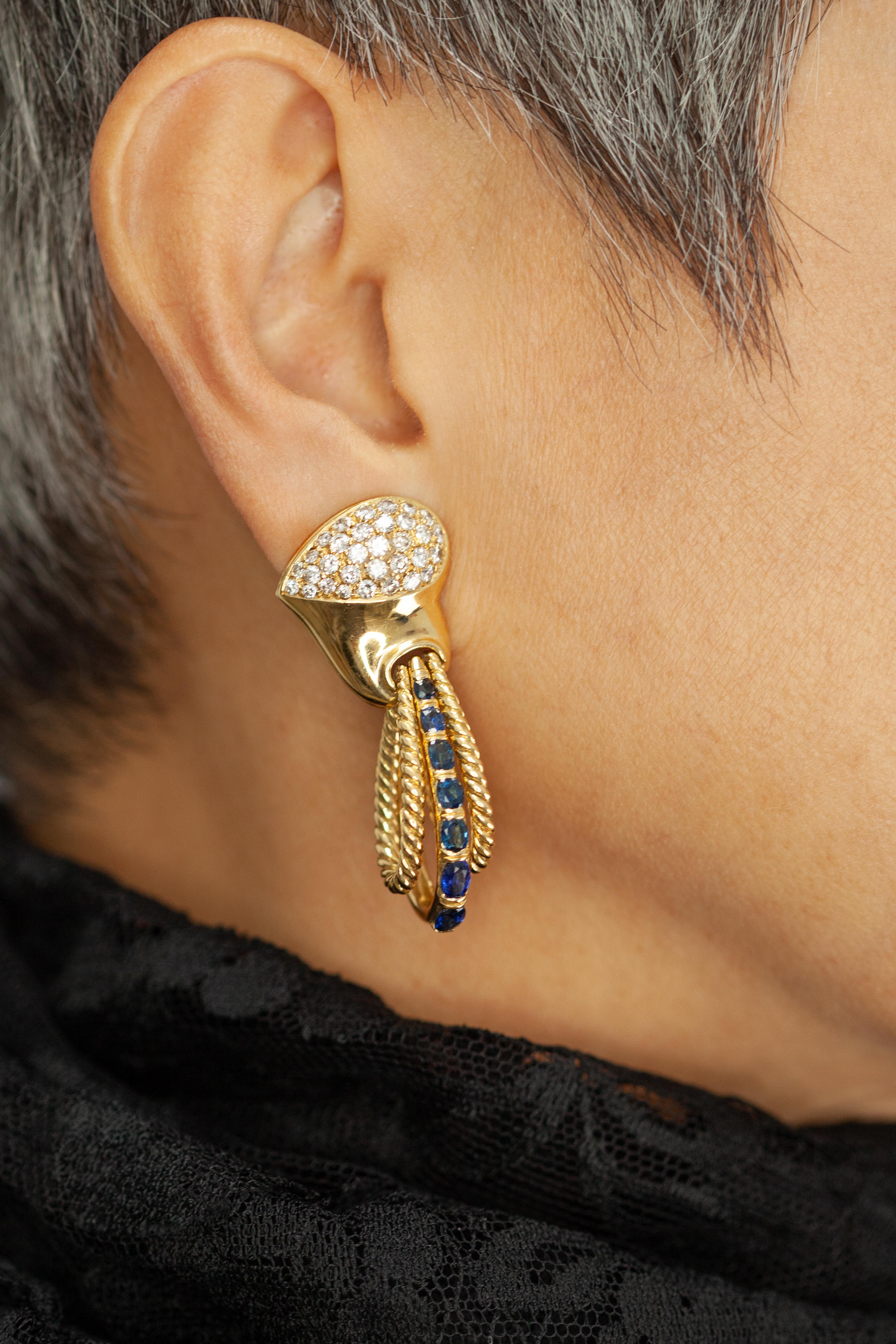 Elégantes boucles d'oreilles en or jaune 18 carats de RCM Gioielli, présentant un design sophistiqué en forme de boucle. Chaque boucle d'oreille est ornée d'un pavé de diamants, totalisant environ 2,70 carats de diamants de taille brillant, de