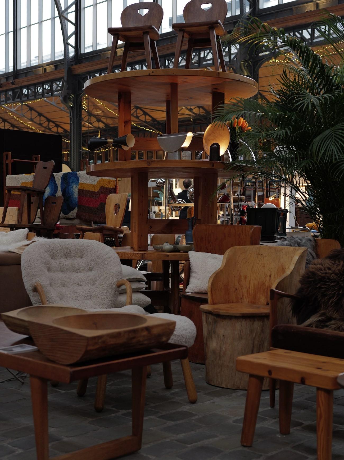 Suédois Réédition du fauteuil de salon Clam d'Arnold Madsen en peau de mouton par Dagmar en vente