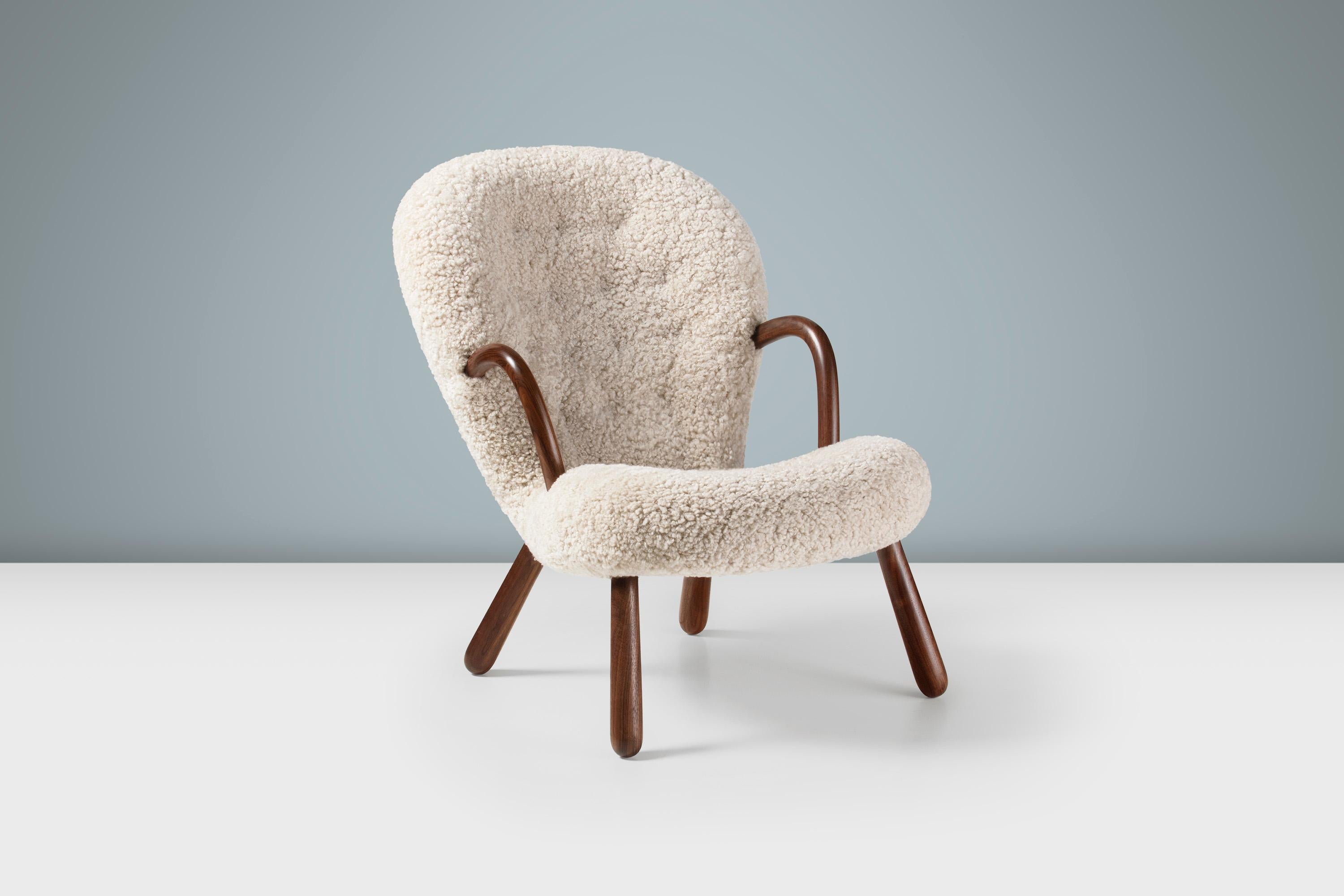 Riedizione ufficiale dell'iconica Clam Chair di Arnold Madsen.

Dagmar, in collaborazione con l'eredità di Arnold Madsen, è orgogliosa di rilanciare la Clam Chair, uno degli arredi scandinavi più apprezzati e ricercati del XX secolo.

Esempio