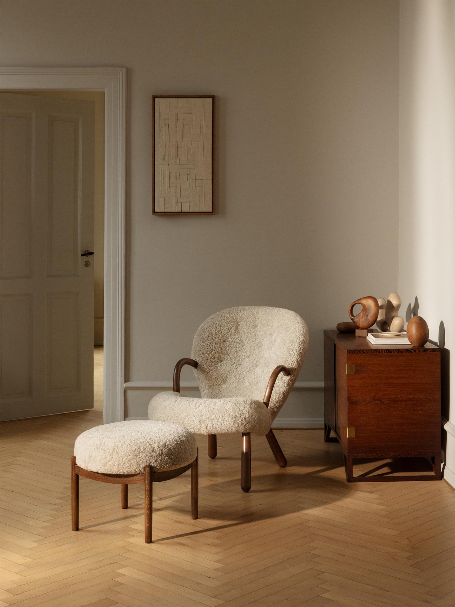Scandinavo moderno Sedia in pelle di pecora Re-Edition Clam Chair di Arnold Madsen in vendita