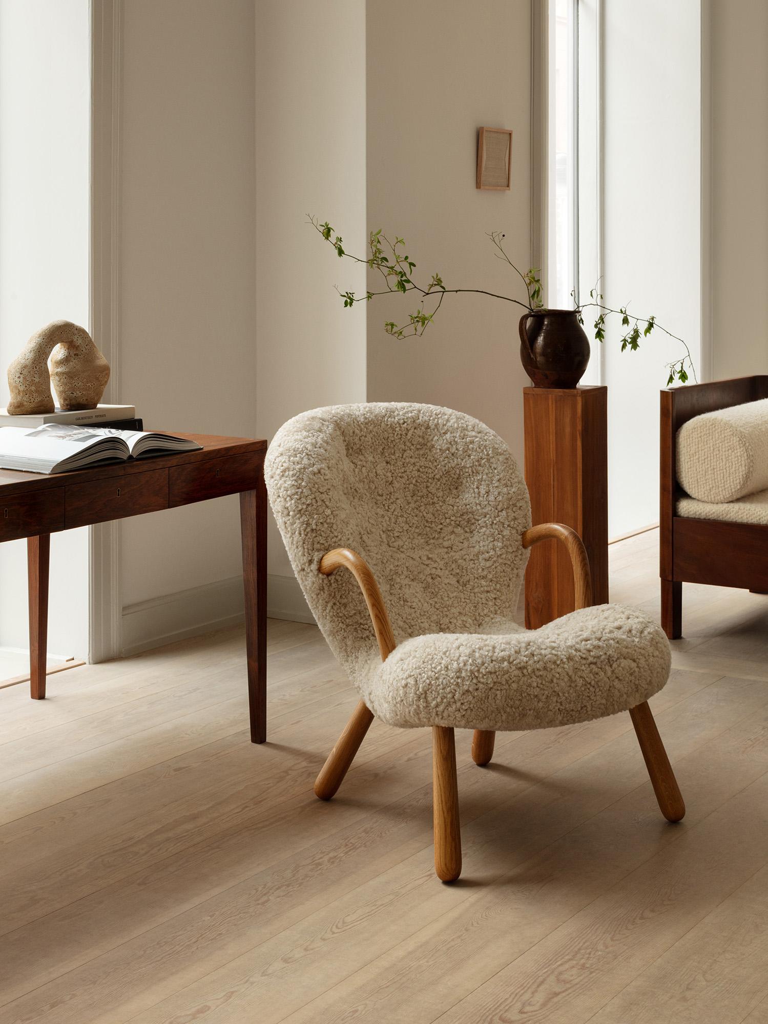 Scandinavo moderno Sedia in pelle di pecora Re-Edition Clam Chair di Arnold Madsen in vendita