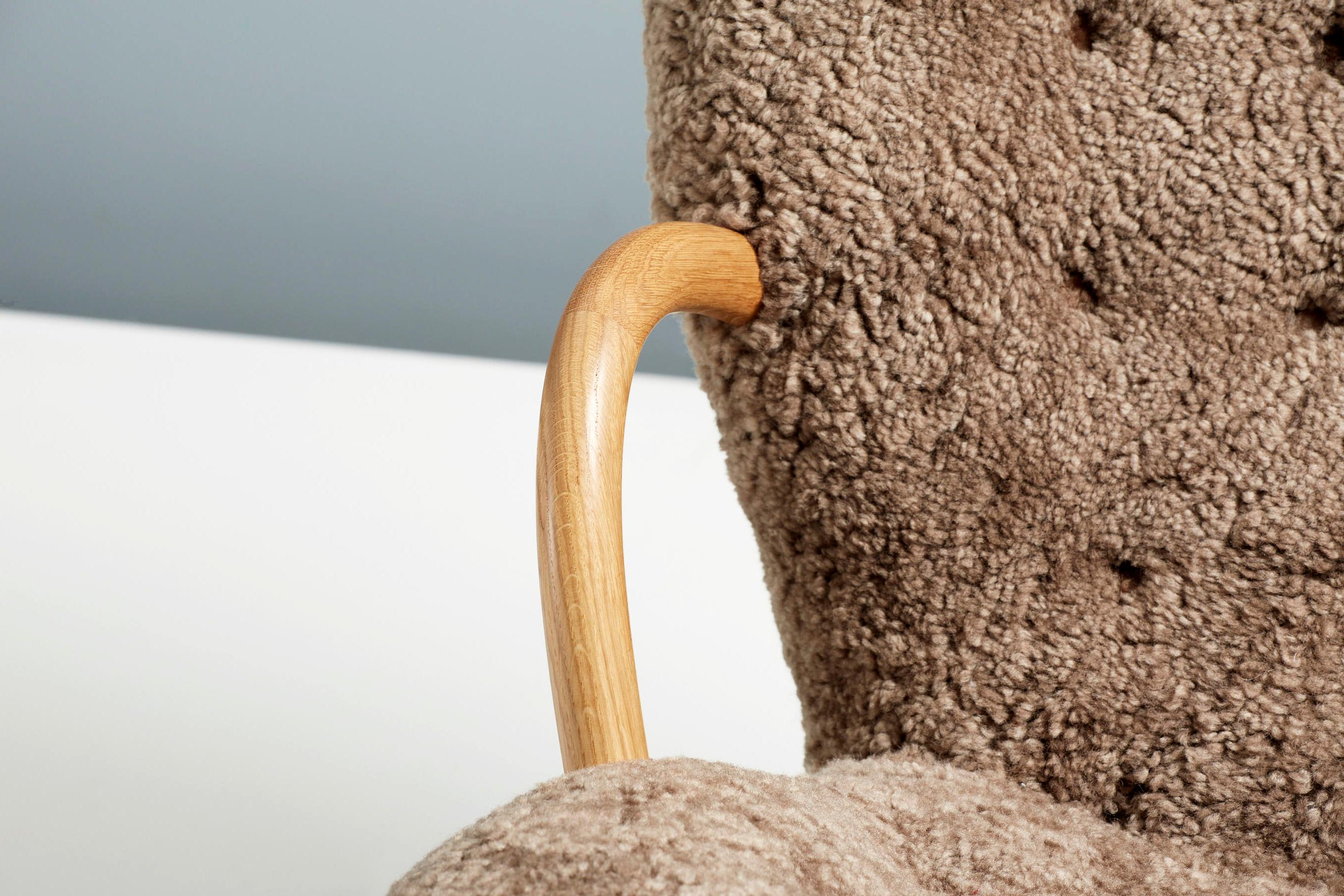 Réédition de la chaise Clam en peau de mouton d'Arnold Madsen Neuf - En vente à London, England