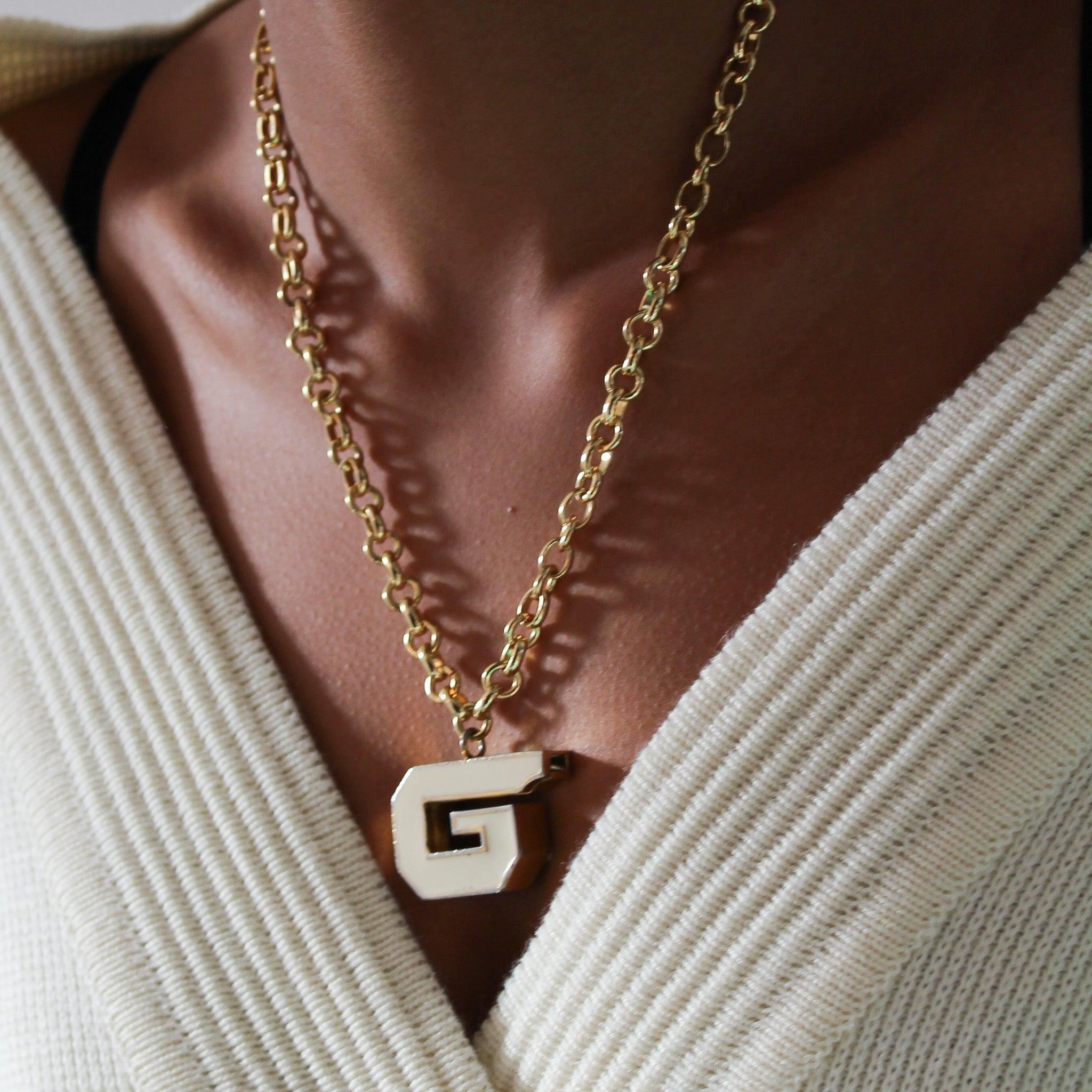 Re-engineered Vintage Givenchy Whistle Keychain Necklace 1970s

One for you old ravers, this Givenchy 'G' 1970s whistle pendant is a new addition to our re-engineered range of vintage jewellery. ⁠
⁠
The 1979 'G' Givenchy whistle is a working whistle