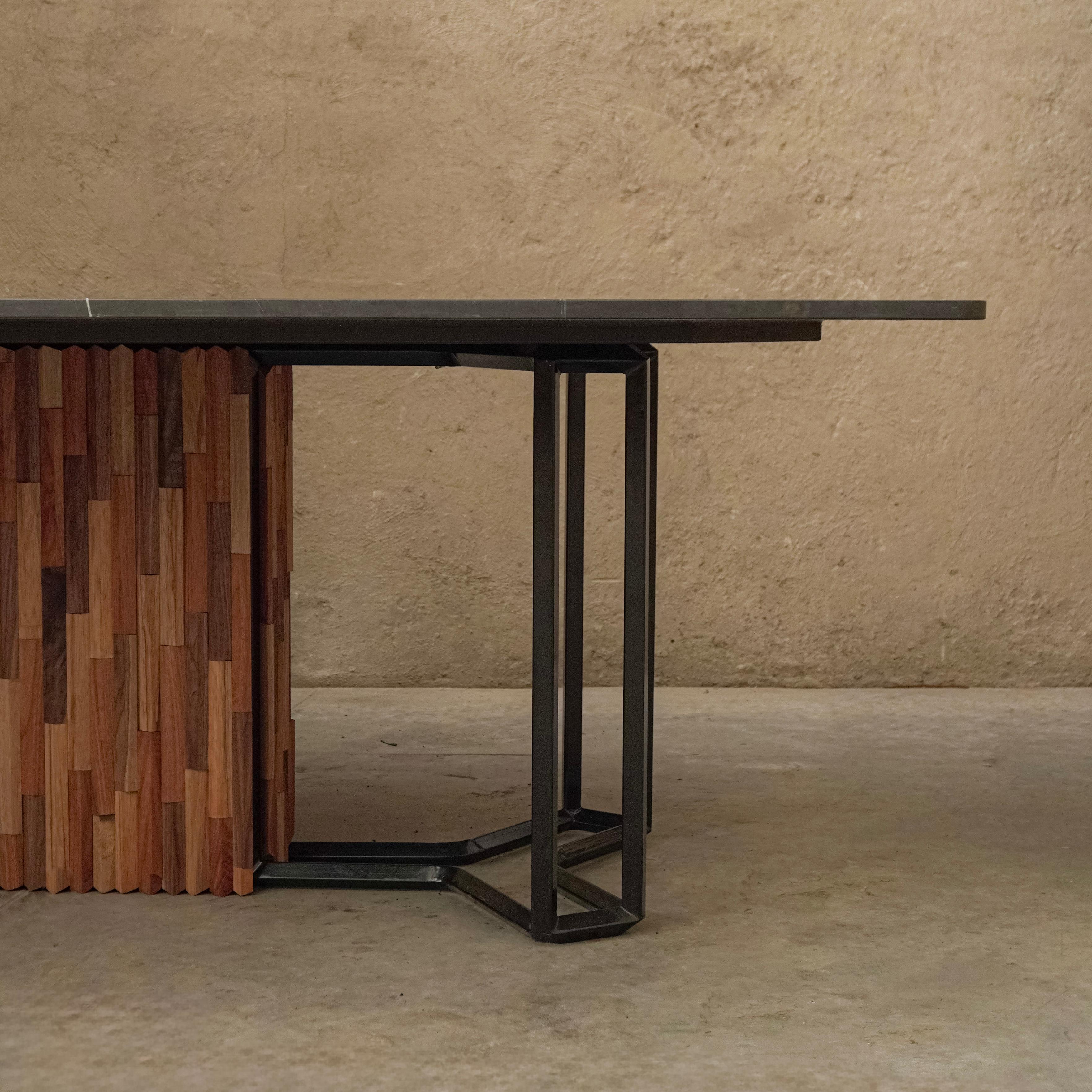Basée sur un design des années 1970 du fabricant mexicain IDEA, aujourd'hui disparu, cette réédition élève la table IDEA Metal Wood Slat and Marble à de nouveaux sommets tout en préservant ses appliques en bois complexes, un défi que nous avons