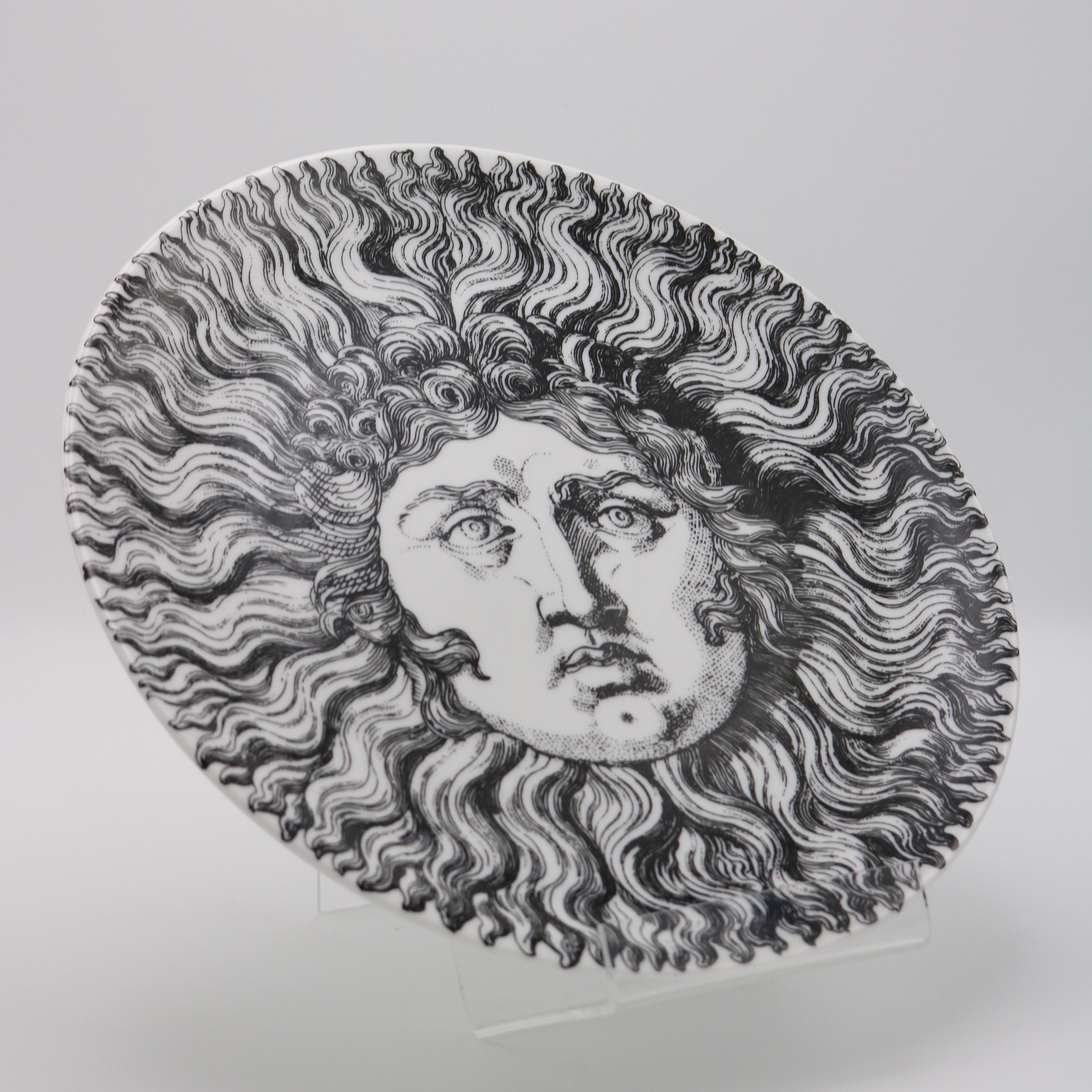 Grande assiette 'Re Sole' de Barnabasetti. Fabriqué par Fornasetti, Milan Porcelaine, blanche, émaillée, motif lithographié noir et blanc. Marqué : Marque du fabricant, FORNASETTI MILANO MADE IN ITALY.