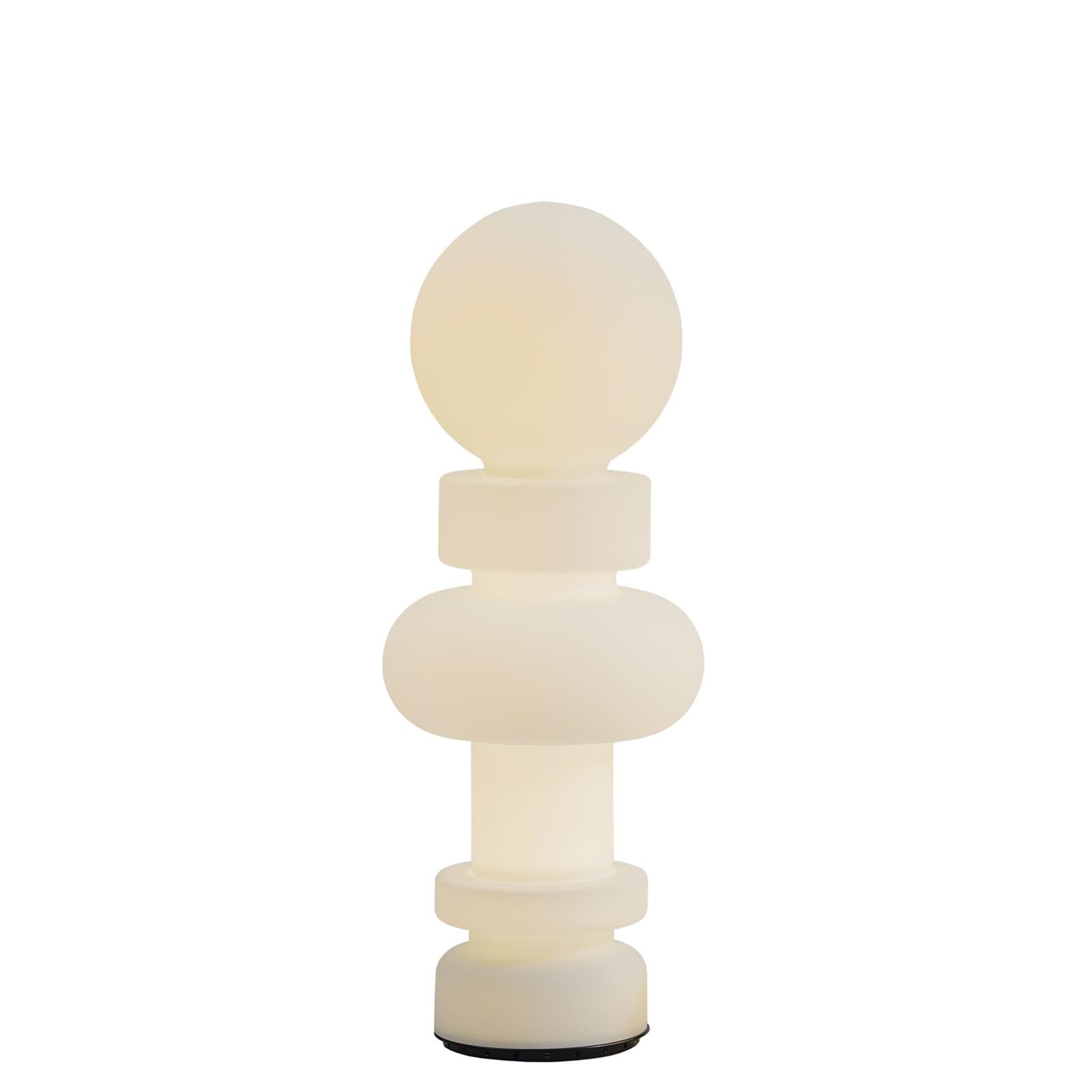 Inspired by the game of chess with their sinuous shapes, Re and Regina are the key characters of the chessboard. Their profiles stand out clearly in the white light diffused by opalescent glass. Real individuals, they play in pairs alternating