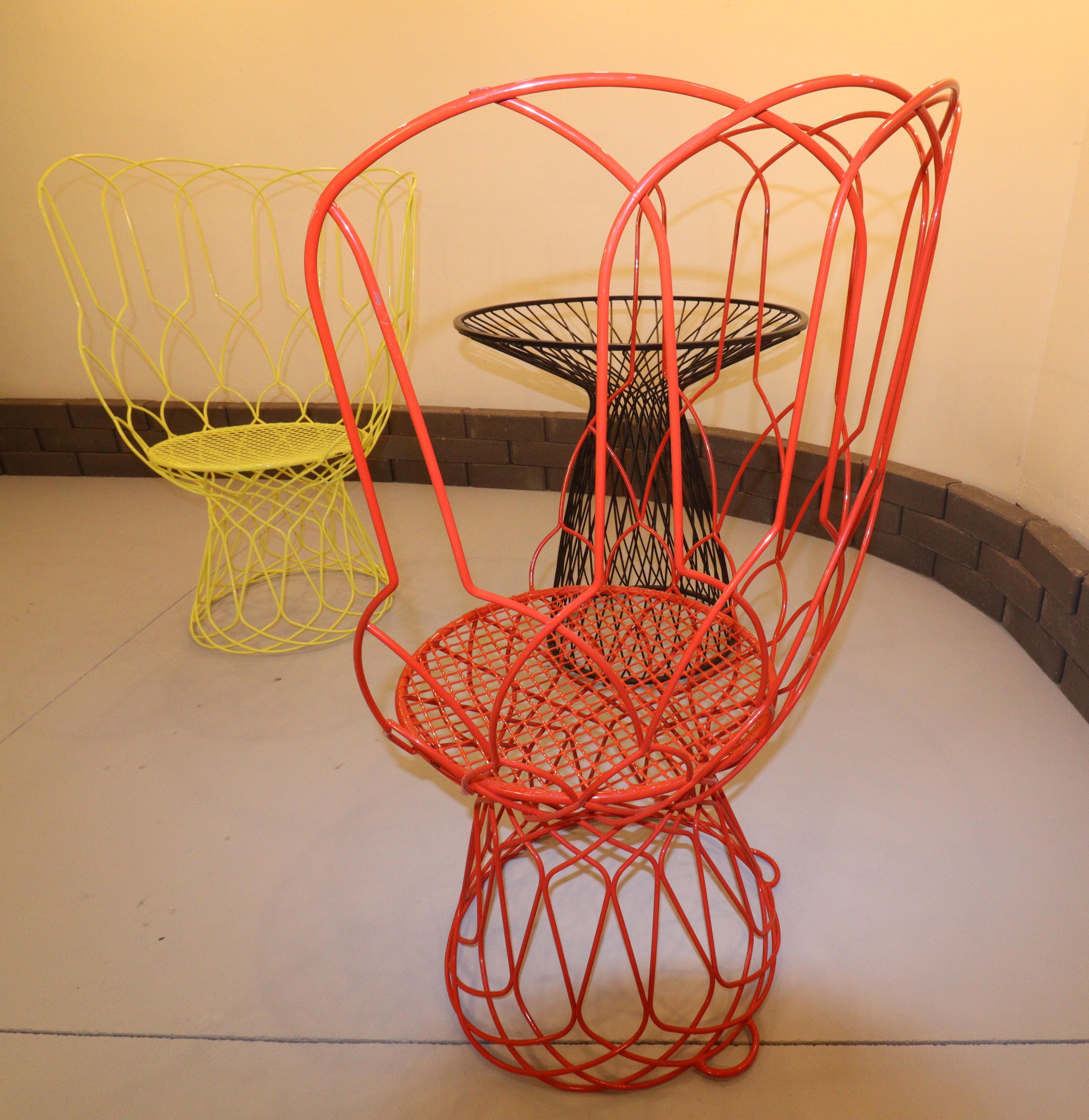 Moderne Trouve Fauteuils et table par Emu en vente