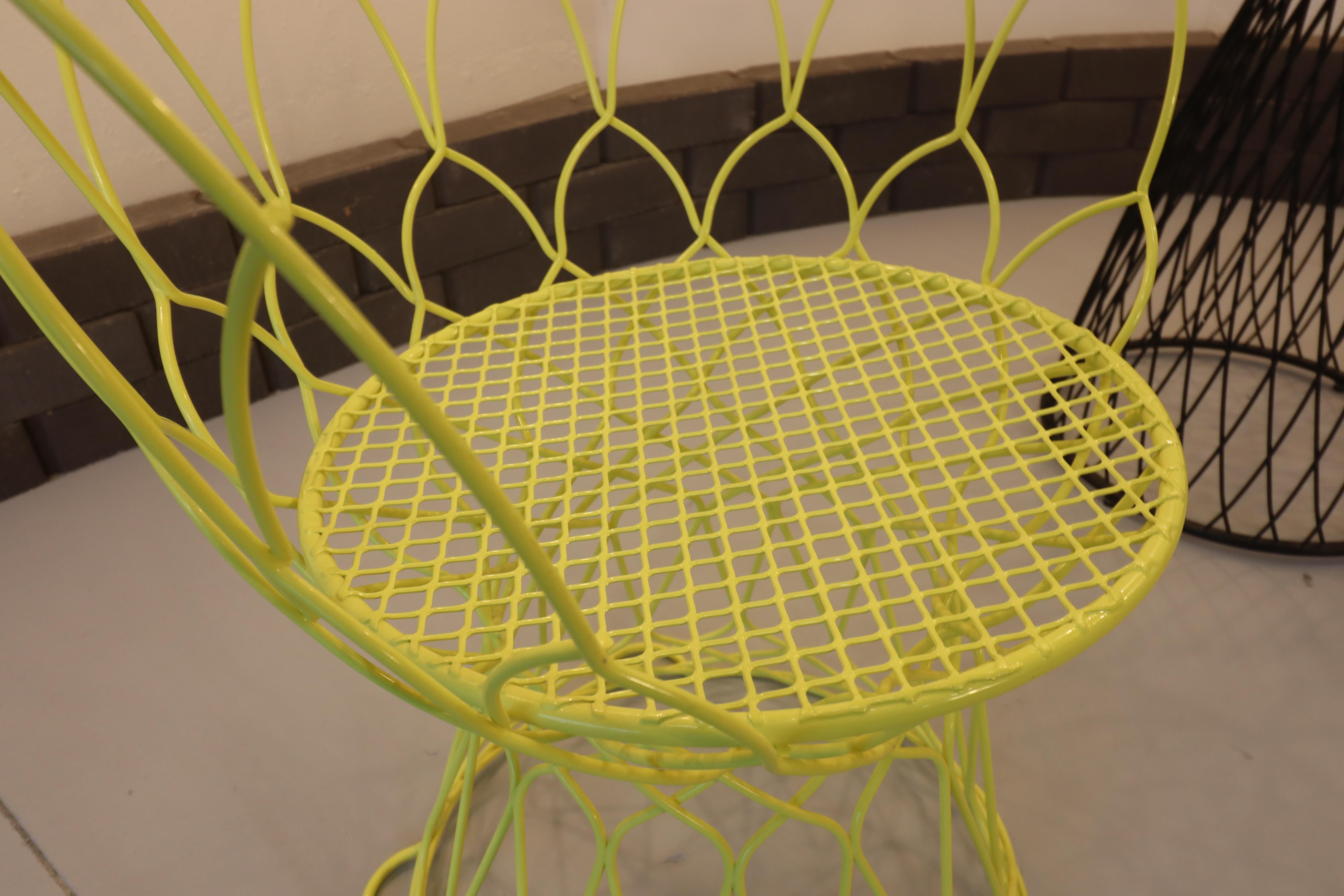 Acier Trouve Fauteuils et table par Emu en vente