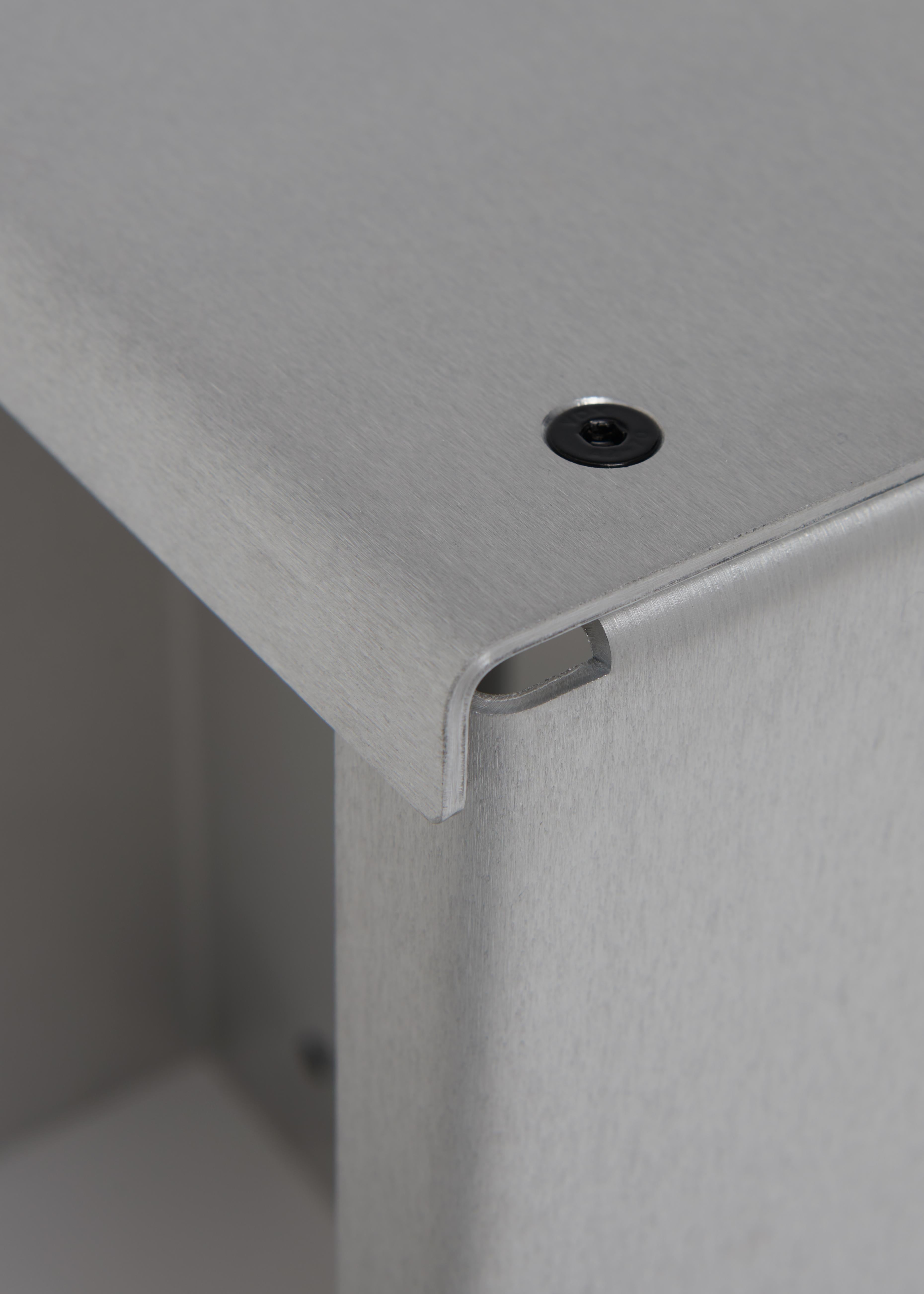 Entworfen von Kasper Kyster

Die RE-WORK Bank ist ein zeitgenössisches Meisterwerk aus Aluminium, das aus 6 sauber gefalteten und miteinander verschraubten Komponenten besteht, die einzigartige und subtile Details schaffen. 

Die minimalistische