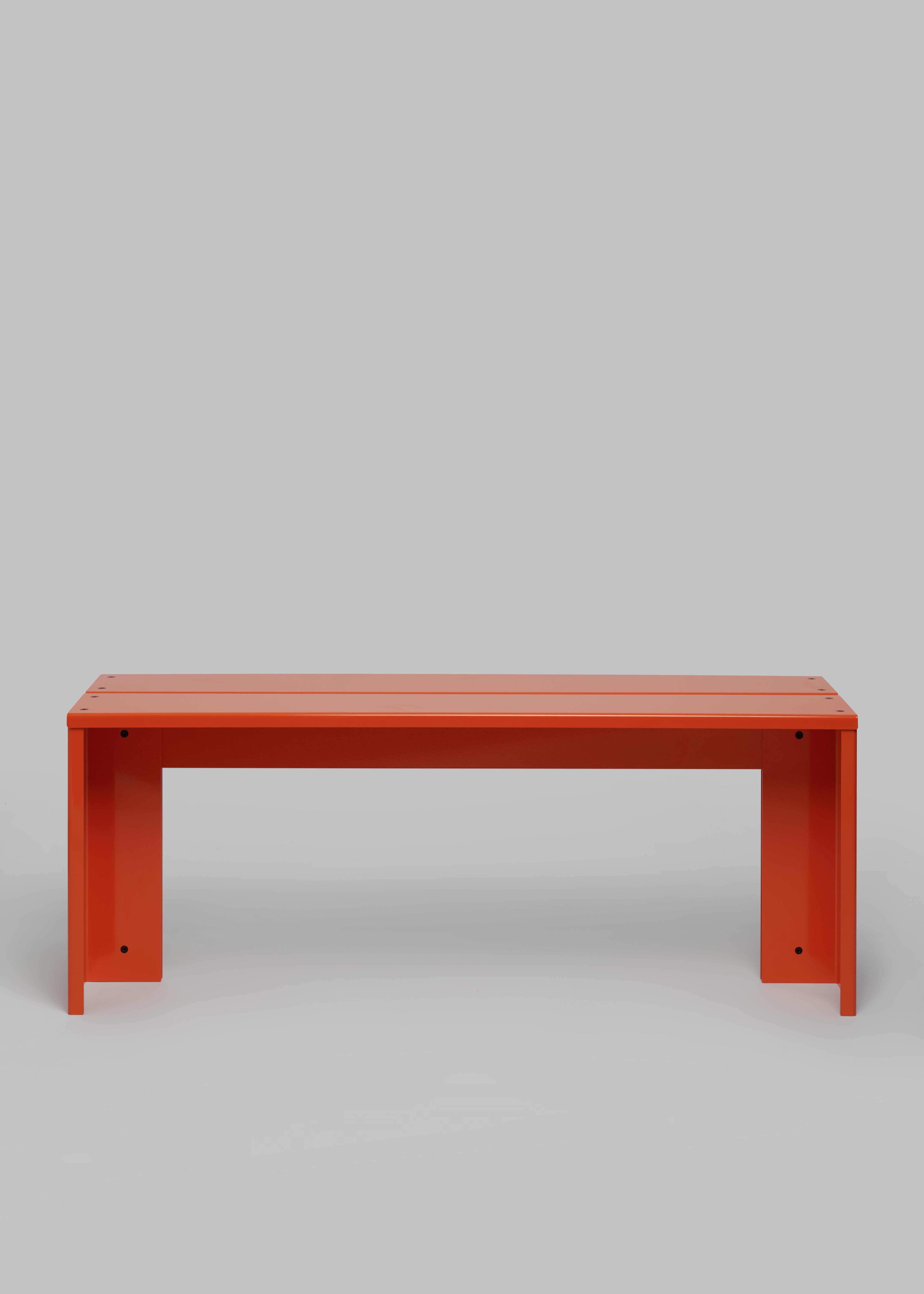 Conçu par Kasper Kyster

Le banc RE-WORK est un chef-d'œuvre contemporain en aluminium, fabriqué de manière réfléchie à partir de 6 éléments pliés proprement et vissés les uns aux autres, créant ainsi des détails uniques et subtils. 

L'élégance