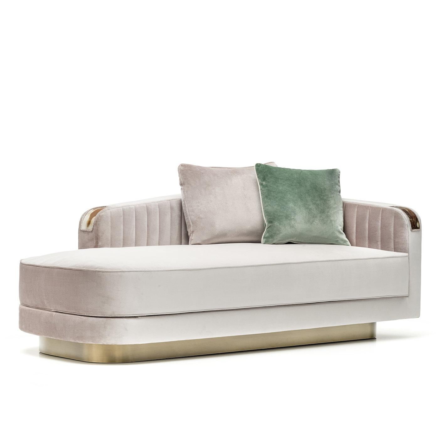 A magnificent complement to the Rea sofa, this left-sided chaise lounge is a stunning addition to a living room or study, infusing a modern home with a luxurious flair. The curved silhouette and enveloping partial backrest stand on a bronzed metal