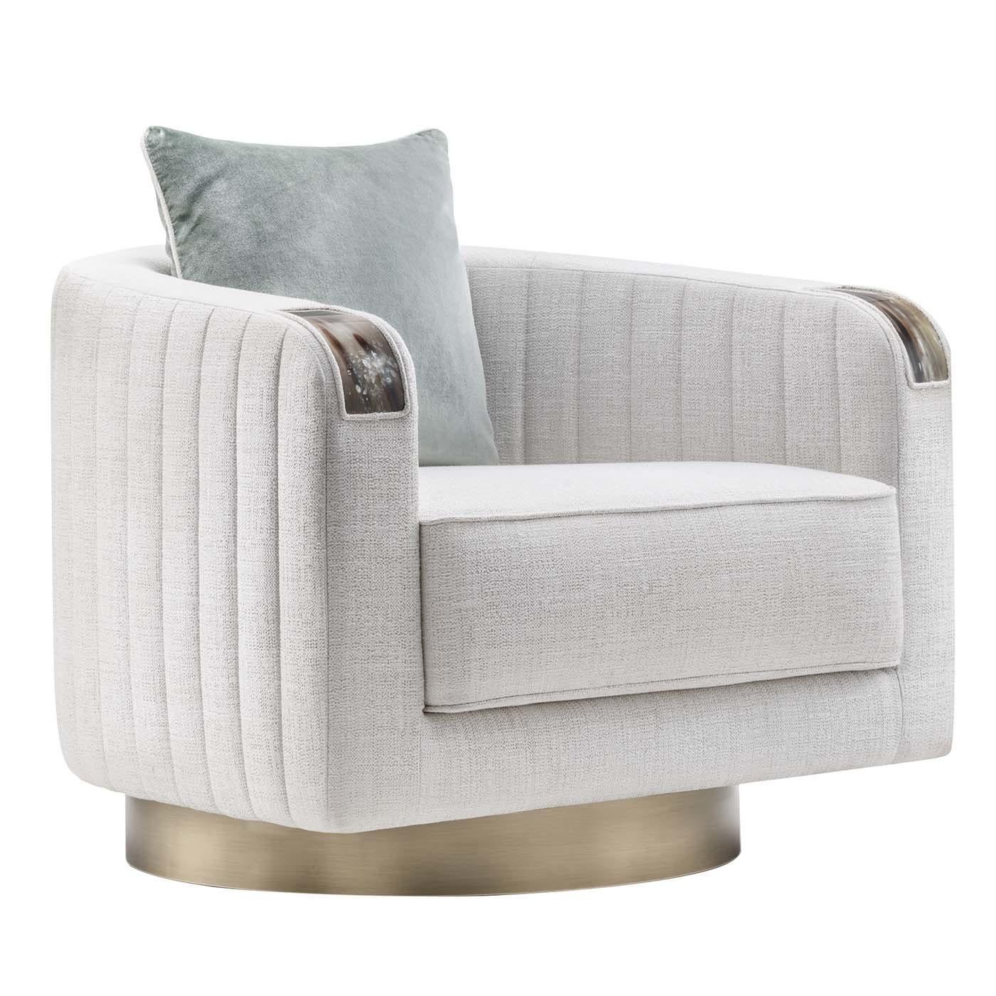 A stunning complement to the Rea sofa, this superb swivel armchair is a magnificent piece of functional decor that will imbue a modern home with sophistication and unique elegance. The metal round base with a bronzed finish supports a plush