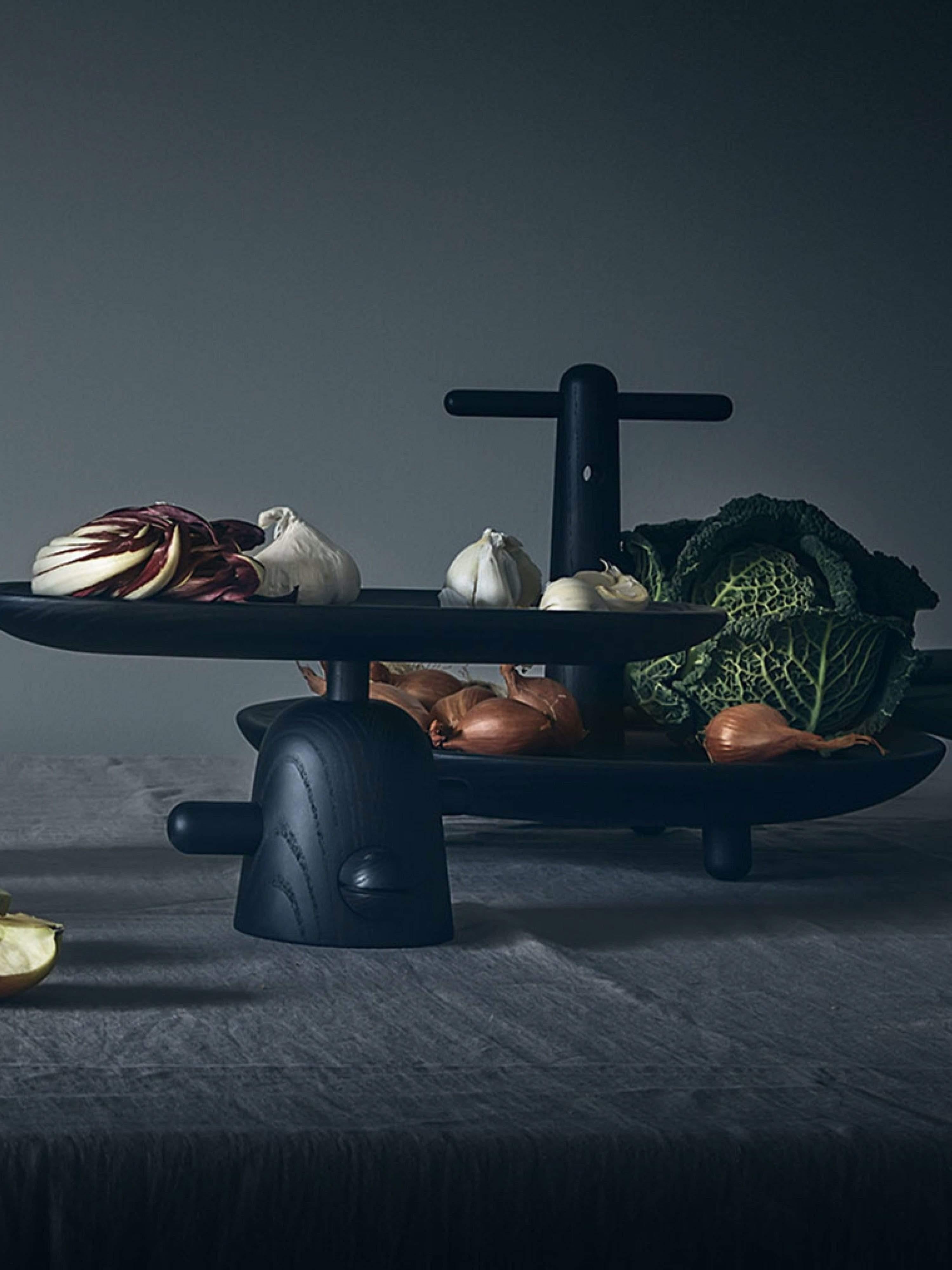 Der Réaction Poétique Tafelaufsatz mit Griff von Jaime Hayon für Cassina ist ein raffiniertes Einzelstück, das jede Einrichtung aufwertet. Der skulpturale Griff, der mit der unverkennbaren Kunstfertigkeit des berühmten Designers gefertigt wurde,