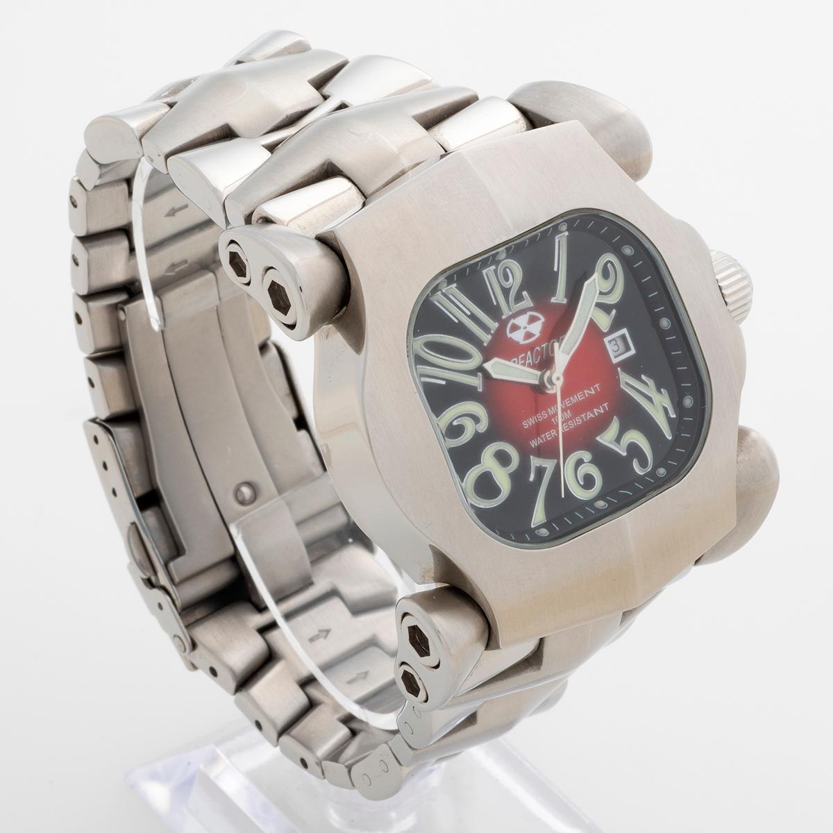 Nuestro Reactor Electron, de una popular marca estadounidense, con su esfera roja degradada, es una edición limitada (de sólo 500) con un movimiento suizo híbrido automático de cuarzo, cristal mineral extragrueso para una mayor resistencia a los