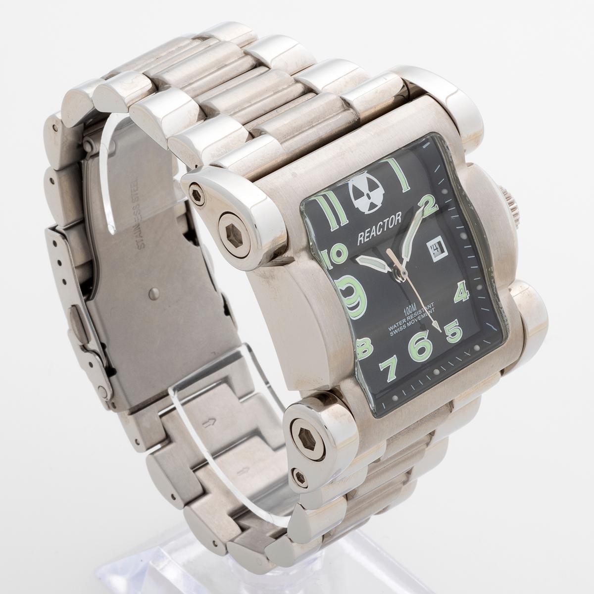 Fabricado en EE.UU., este resistente reloj de acero inoxidable tiene un movimiento de cuarzo automático ETA y es una referencia de edición limitada de la que sólo se han fabricado 500 unidades. Con corona abatible de triple junta tórica y diseño de