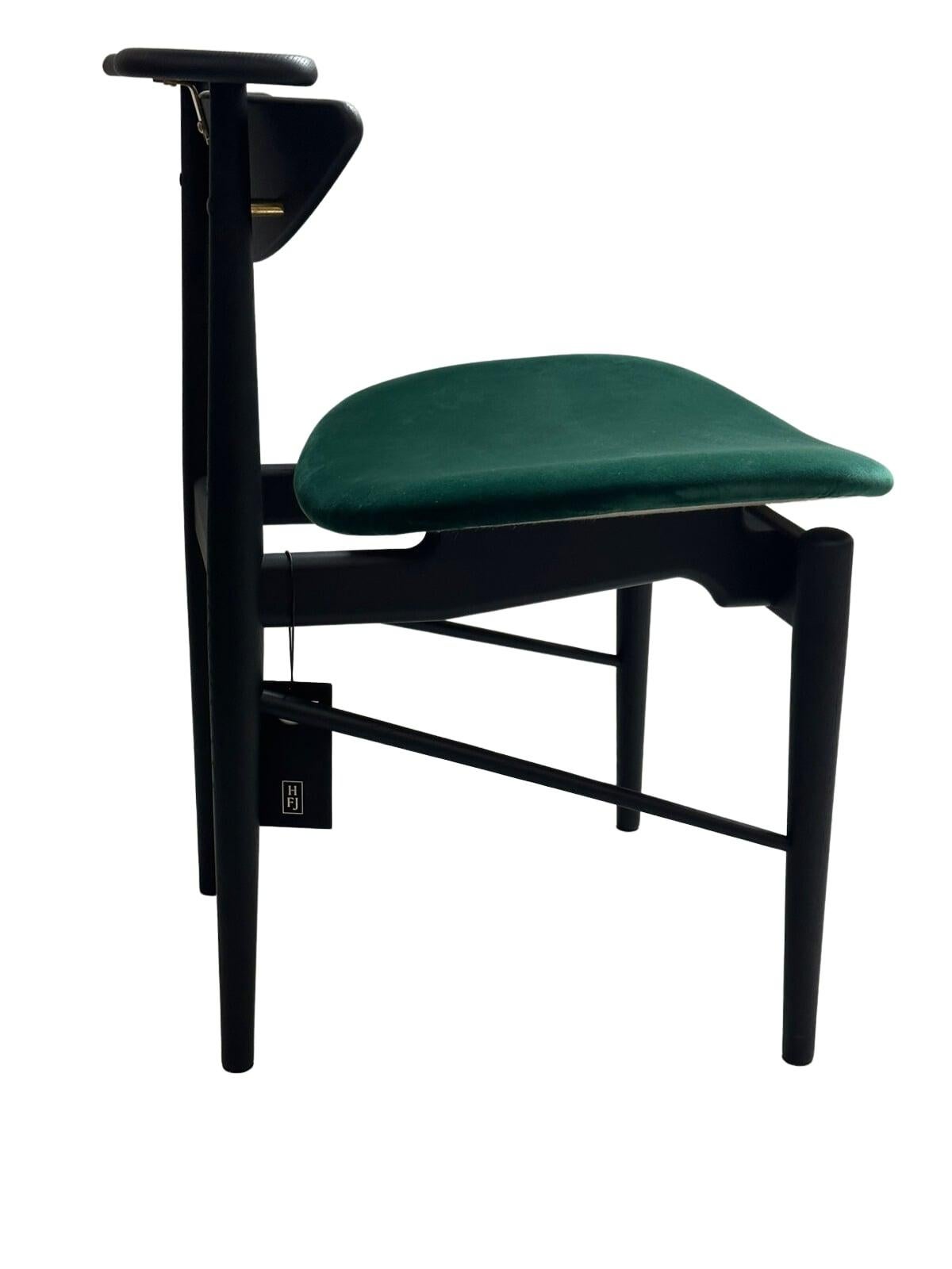1953 von Finn Juhl entworfener Sessel, der 2015 neu aufgelegt wurde.
Hergestellt von House of Finn Juhl in Dänemark.

Finn Juhl entwarf 1953 für den Möbelhersteller Bovirke diesen schlichten, aber eleganten Esszimmerstuhl, den wir unter dem Namen