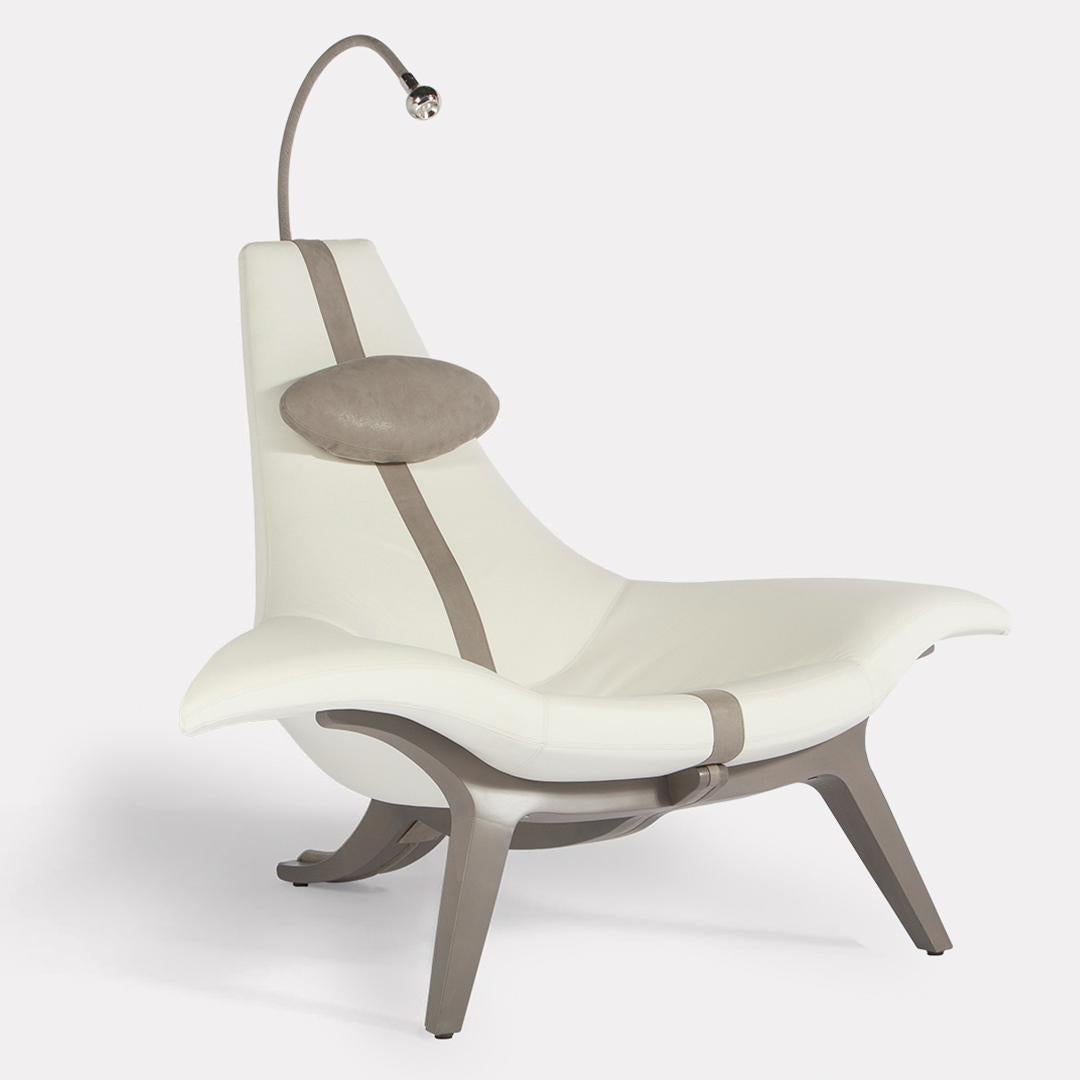 Inspirée par la gracilité des raies et leur mouvement de vol sous l'eau, cette chaise longue AT&T avec liseuse vous invite à chiller. Les ailes de cet accent vous permettent de poser votre livre, votre iPad ou votre boisson et la lumière LED