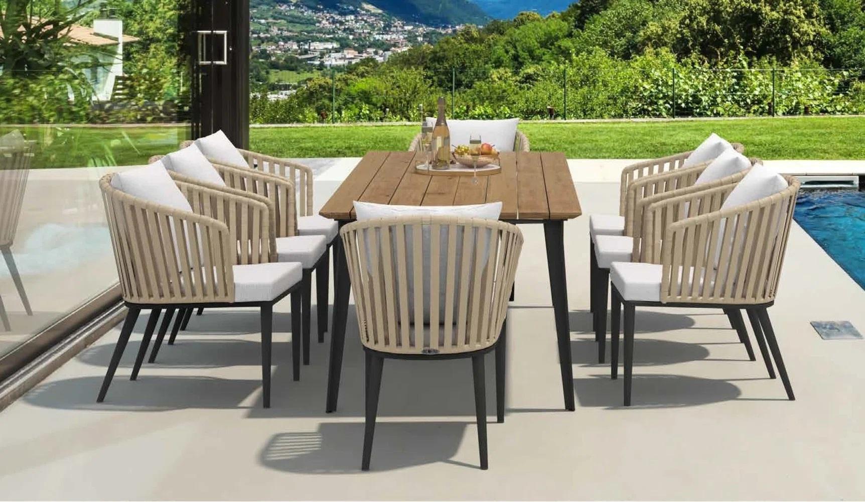 Senza tempo e accuratamente realizzati a mano da maestri tessitori nel nostro stabilimento di produzione. I nostri materiali di alta qualità sono riciclabili, resistenti alla pioggia, al gelo e alla neve e sono al 100% resistenti ai raggi UV.
Tavolo