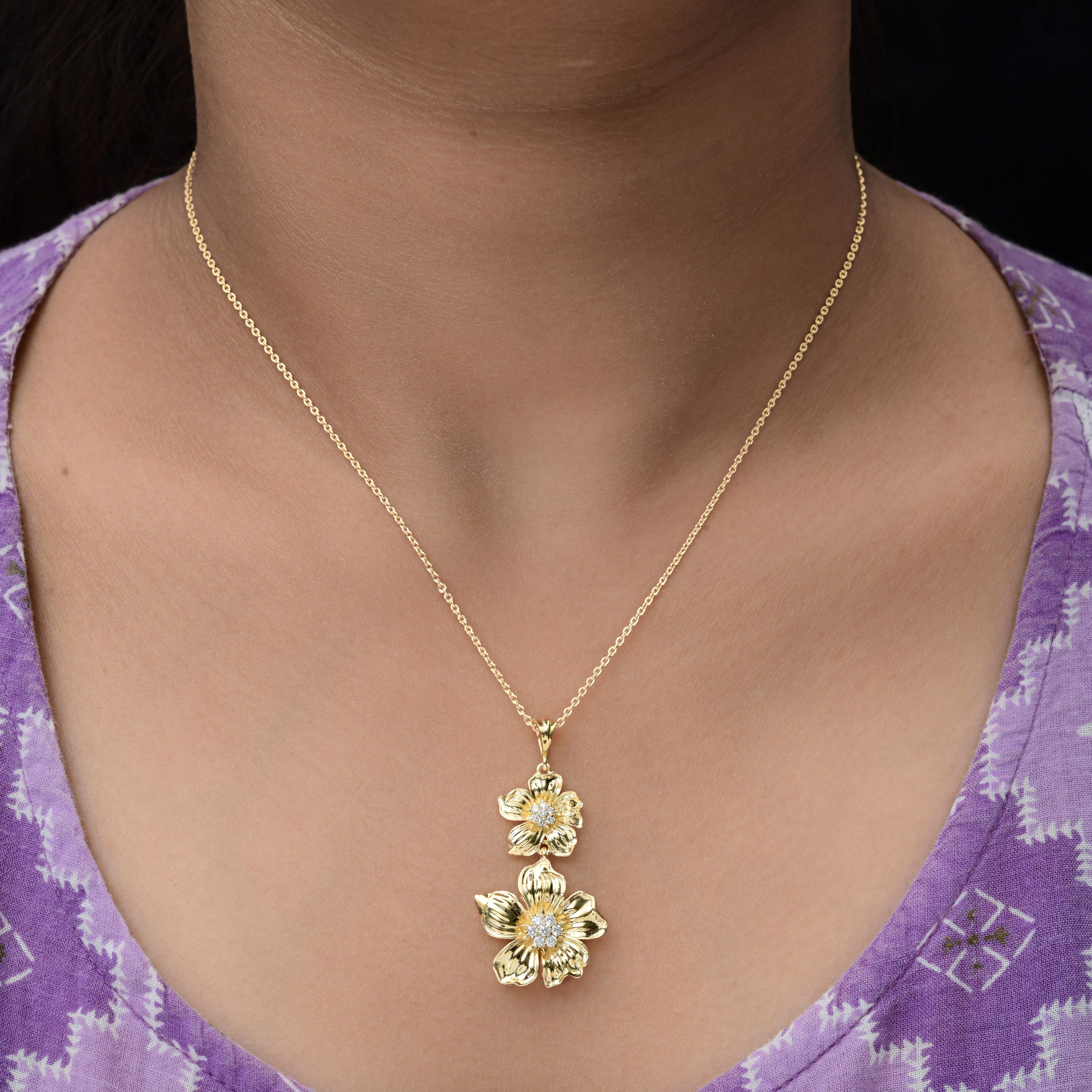 Moderne Collier pendentif fleur en or jaune 14 carats avec diamants ronds de 0,23 carat SI/H en vente