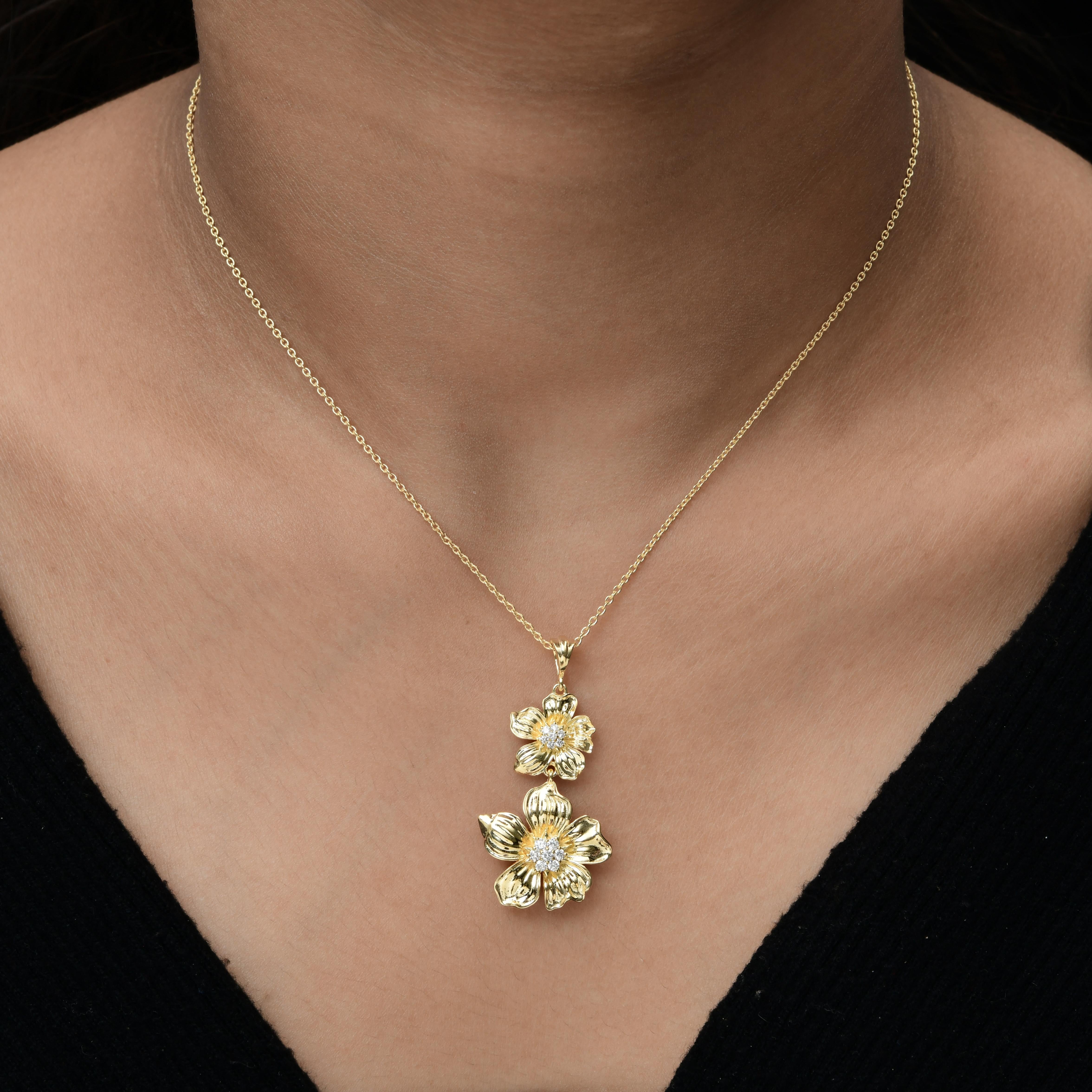 Taille ronde Collier pendentif fleur en or jaune 14 carats avec diamants ronds de 0,23 carat SI/H en vente