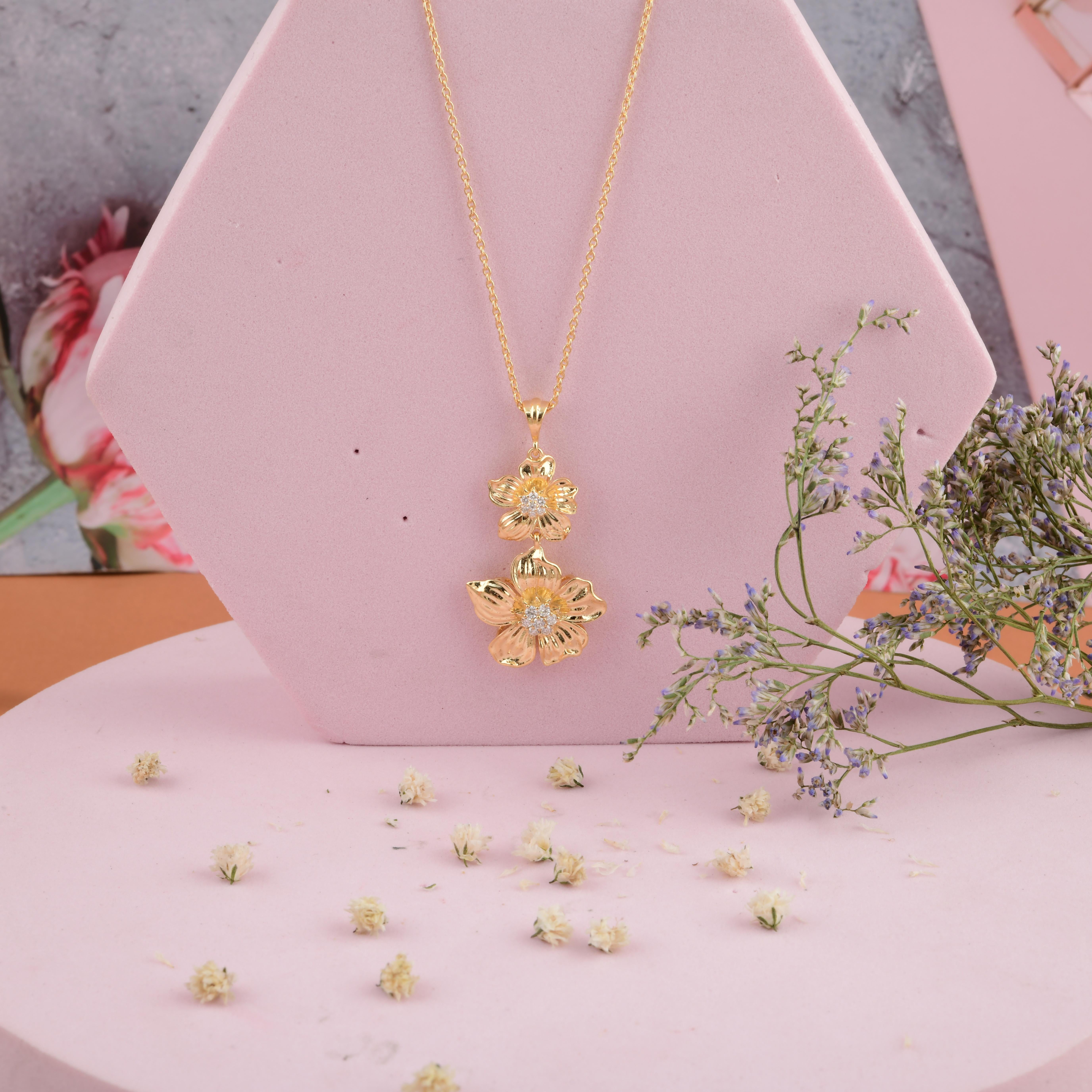 Collier pendentif fleur en or jaune 14 carats avec diamants ronds de 0,23 carat SI/H Neuf - En vente à Diera, Dubai