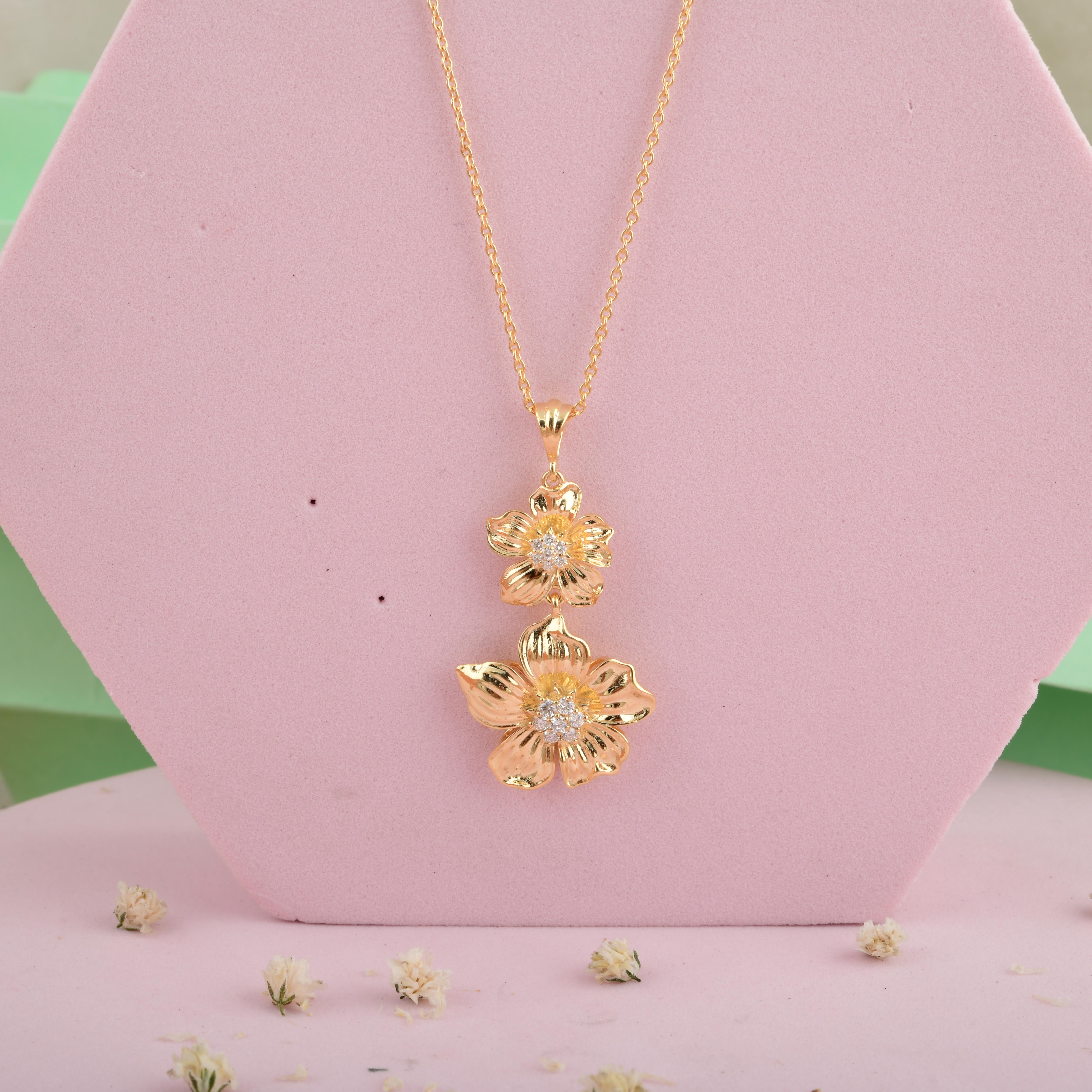 Realizzata in oro a 18 carati, questa collana è impreziosita da 0,23 carati di diamanti scintillanti.

Segui la vetrina di Spectrum Jewels per vedere le ultime collezioni e i pezzi esclusivi. Spectrum Jewels è orgoglioso di essere considerato un Top