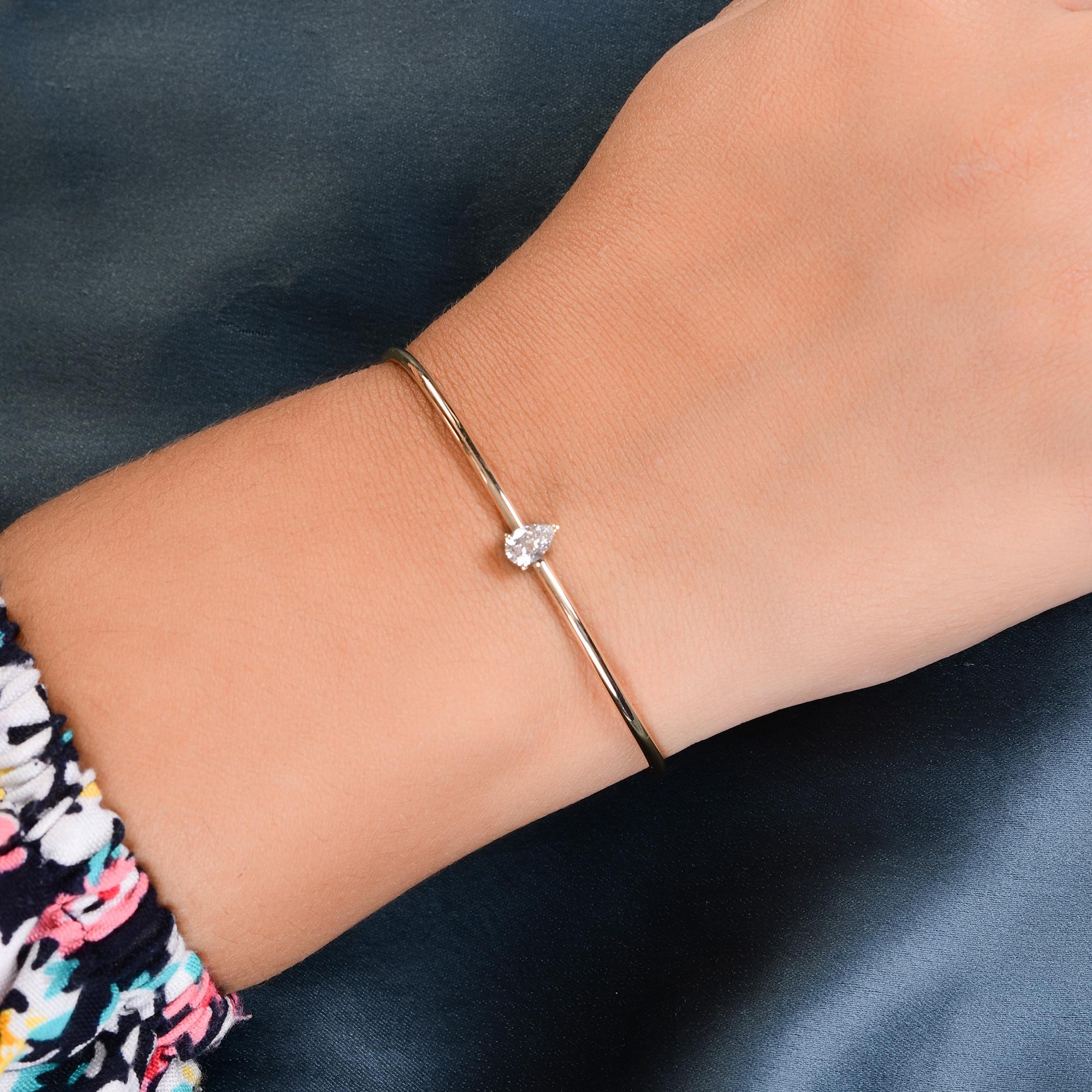 Moderne Bracelet manchette en or jaune 18 carats avec diamants solitaires en poire de 0,39 carat en vente