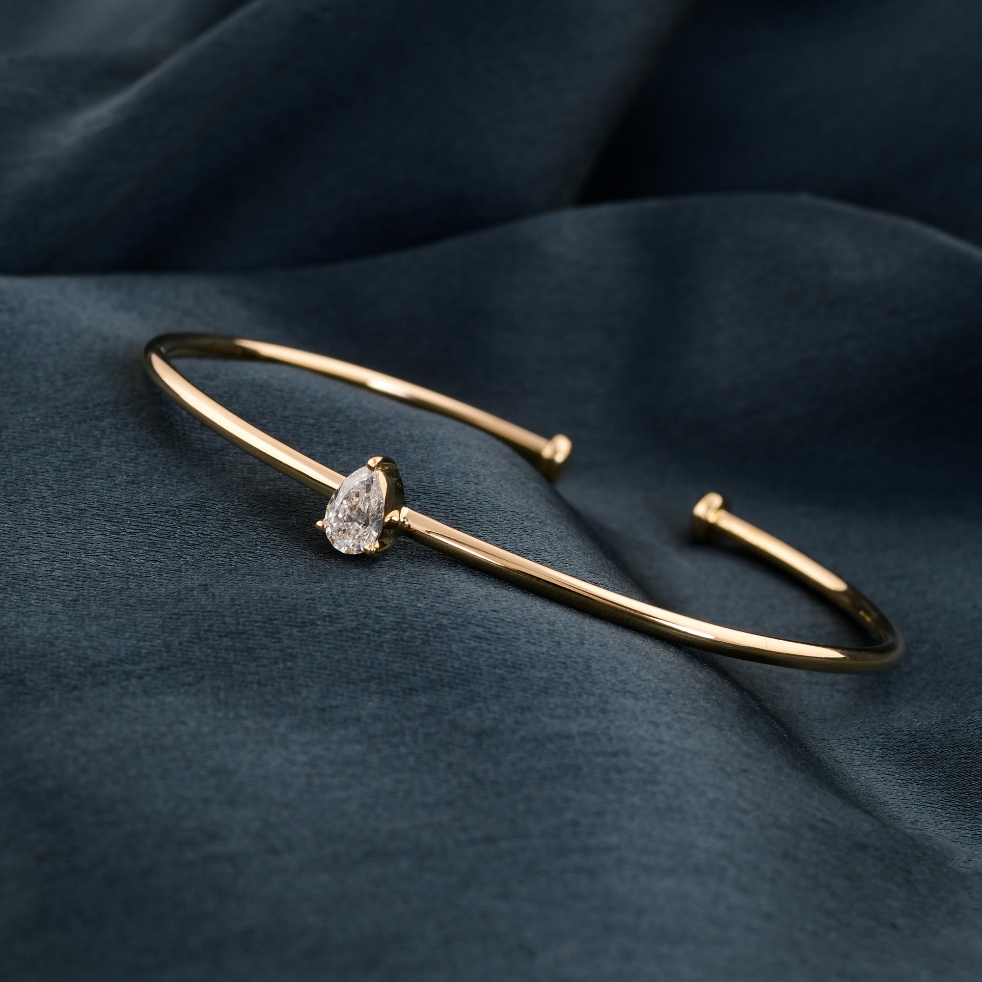 Taille poire Bracelet manchette en or jaune 18 carats avec diamants solitaires en poire de 0,39 carat en vente