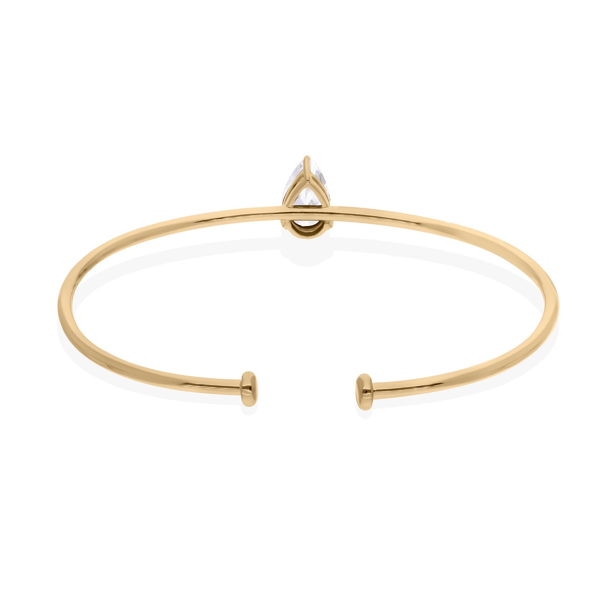 Bracelet manchette en or jaune 18 carats avec diamants solitaires en poire de 0,39 carat Neuf - En vente à Diera, Dubai