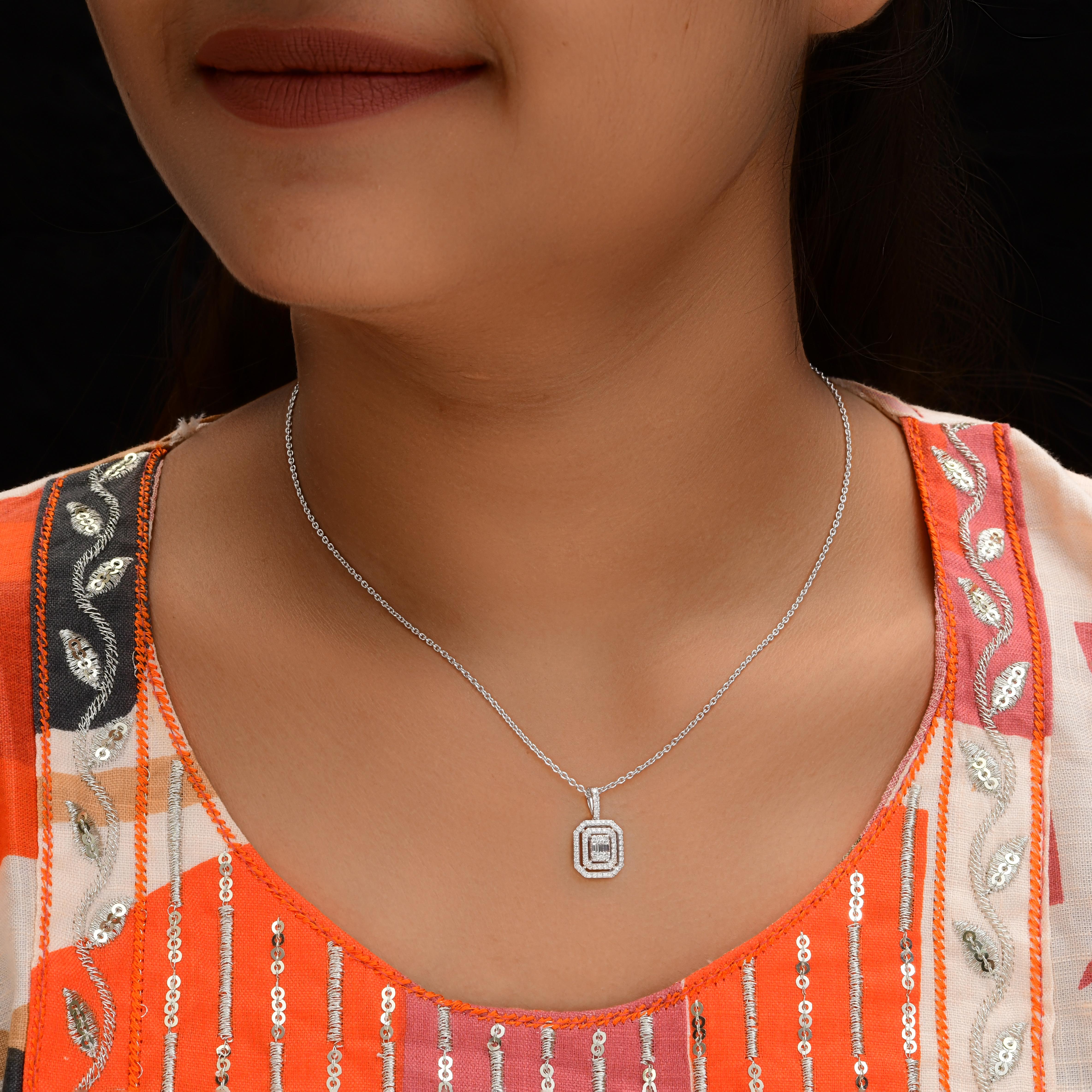 Collana aureola con diamanti reali da 0,43 carati SI Clarity HI Color Oro bianco 14 carati 
Questo pezzo sorprendente presenta un gruppo centrale di diamanti naturali con taglio a baguette, circondato da due scintillanti aureole di diamanti con