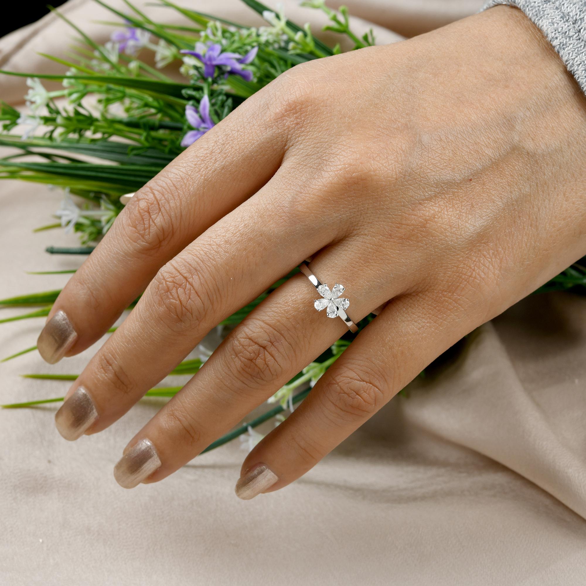 Real 0,45 Karat SI Reinheit HI Farbe Birnen-Diamant-Blumenring aus 18 Karat Weißgold im Zustand „Neu“ im Angebot in Diera, Dubai
