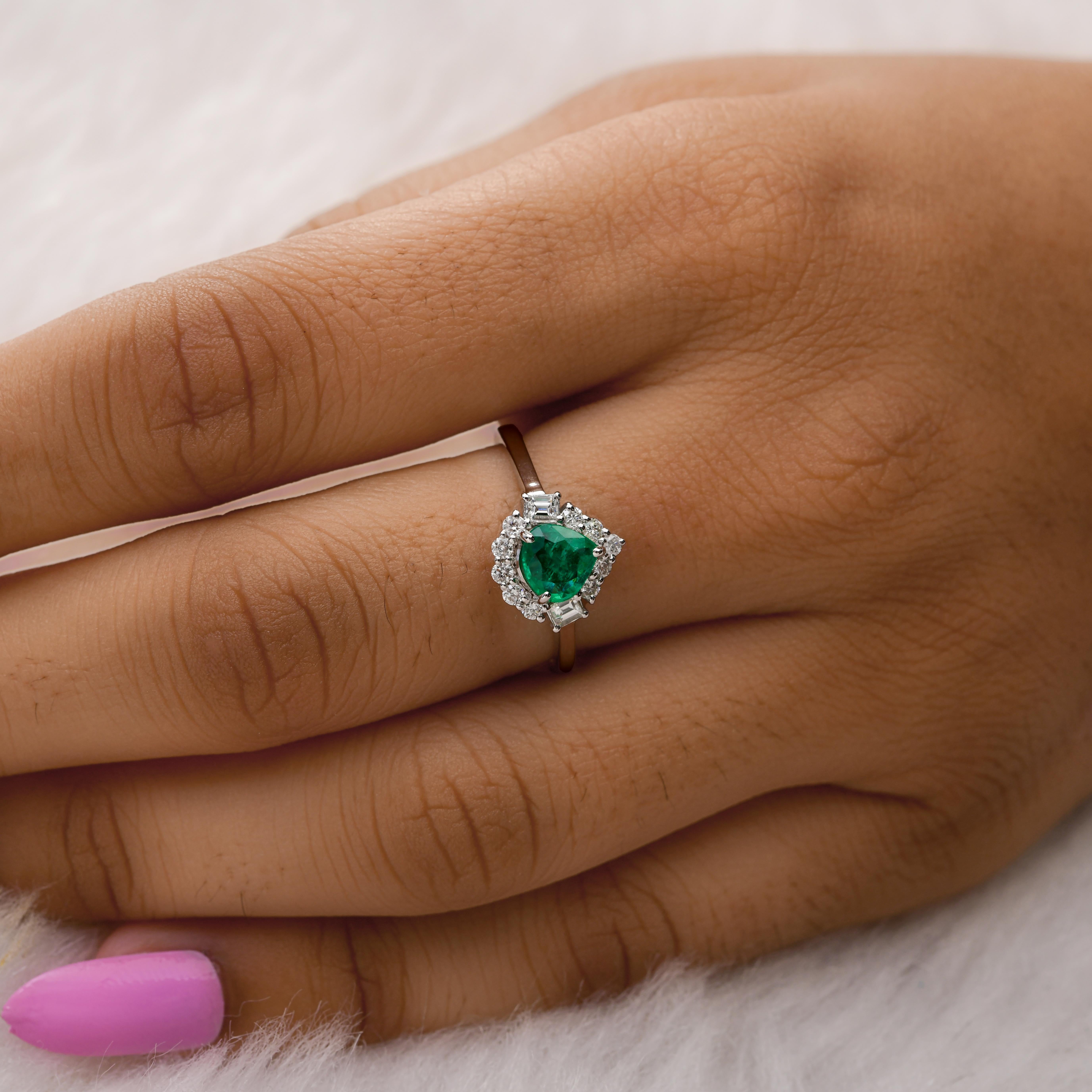 Real 0,51 Karat sambischer Smaragd 0,34 Karat SI/H Diamantring 18 Karat Weißgold (Tropfenschliff) im Angebot