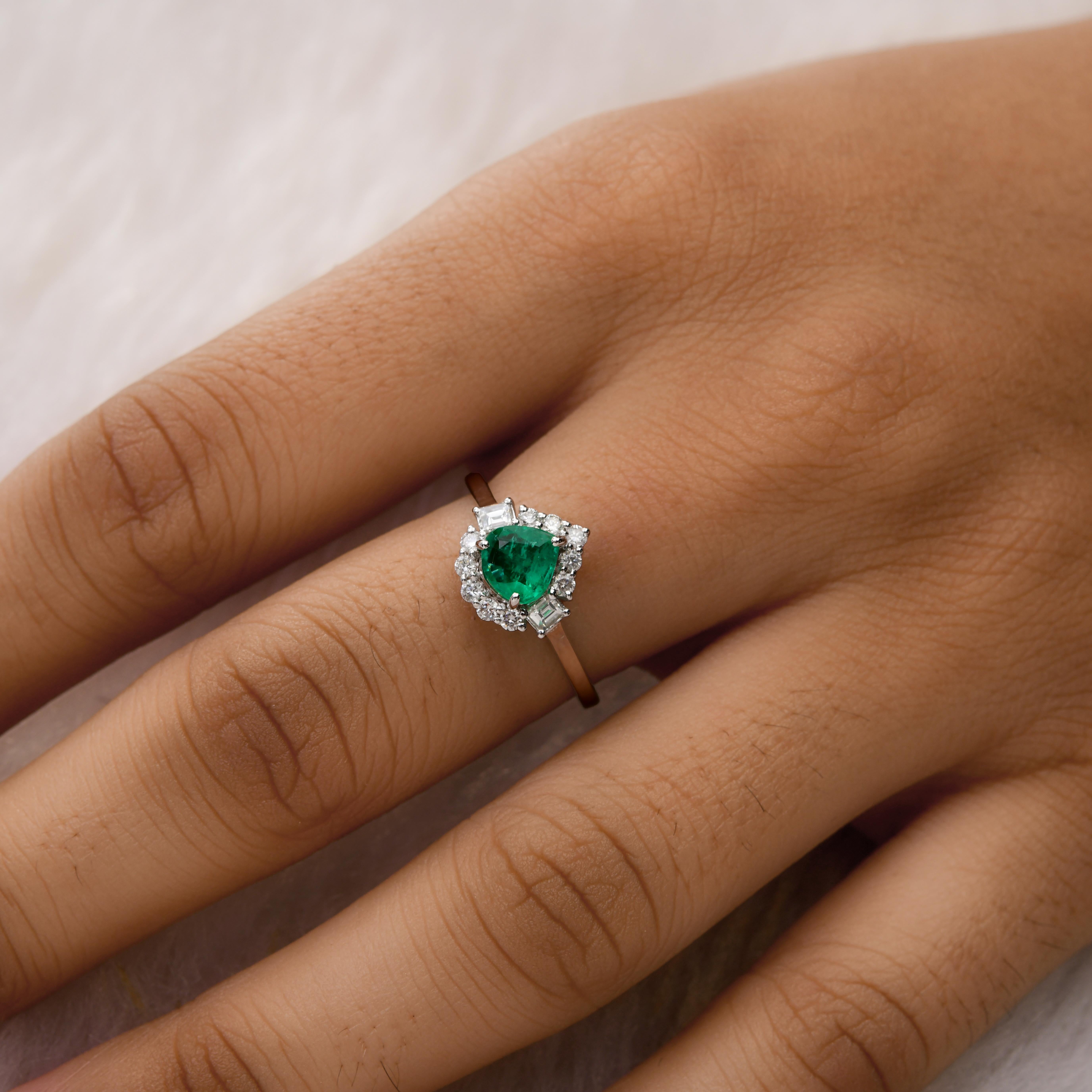 Real 0,51 Karat sambischer Smaragd 0,34 Karat SI/H Diamantring 18 Karat Weißgold im Zustand „Neu“ im Angebot in Diera, Dubai