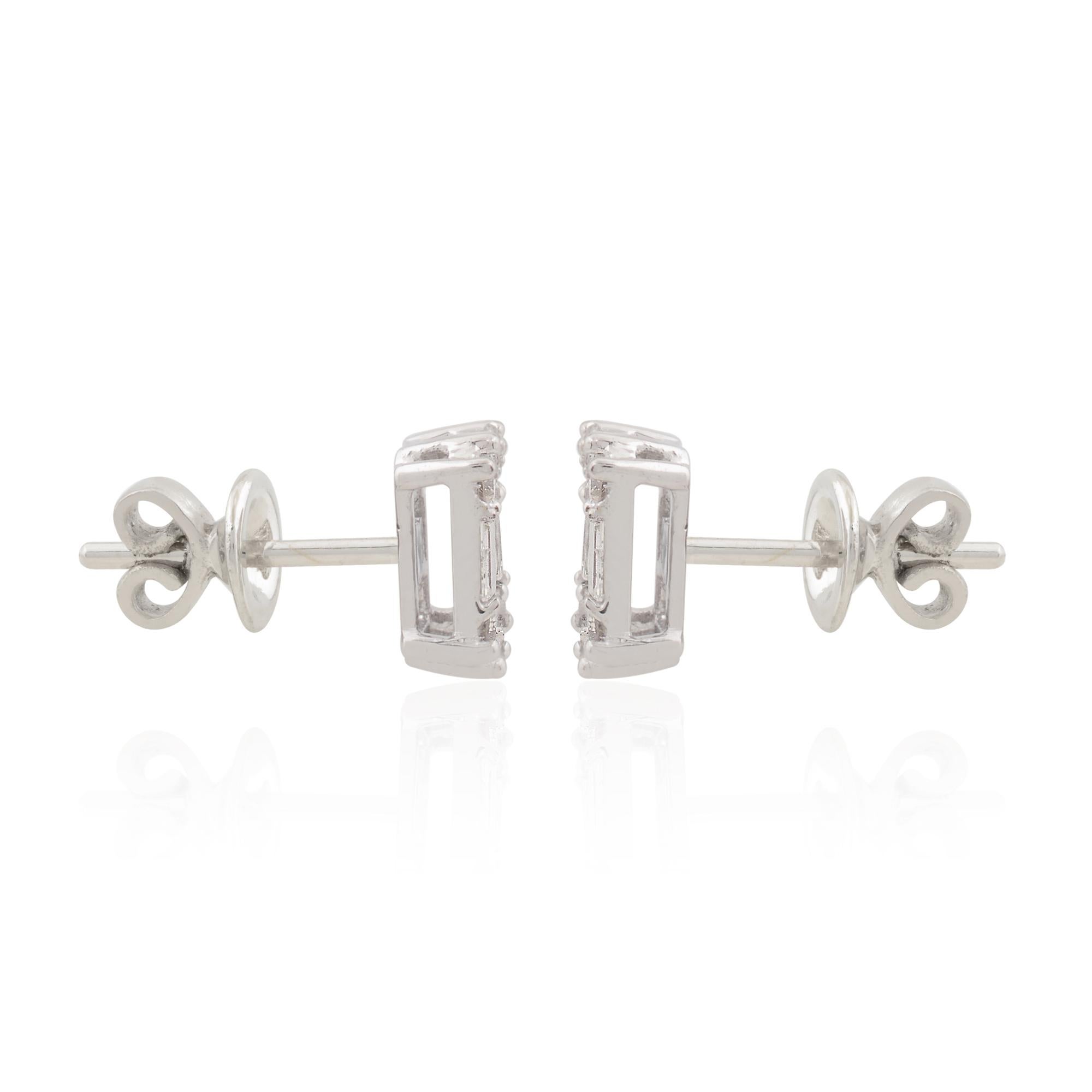 Boucles d'oreilles en or blanc 18 carats avec diamants ronds et baguettes de 0,58 carat SI/HI Neuf - En vente à Diera, Dubai