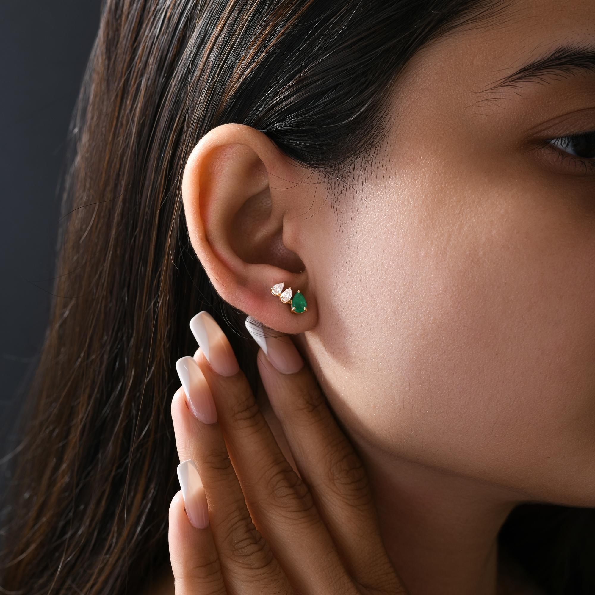 Taille poire Boucles d'oreilles en or jaune 9 carats véritable émeraude zambienne de 0,74 carat et diamant de 0,36 carat en vente