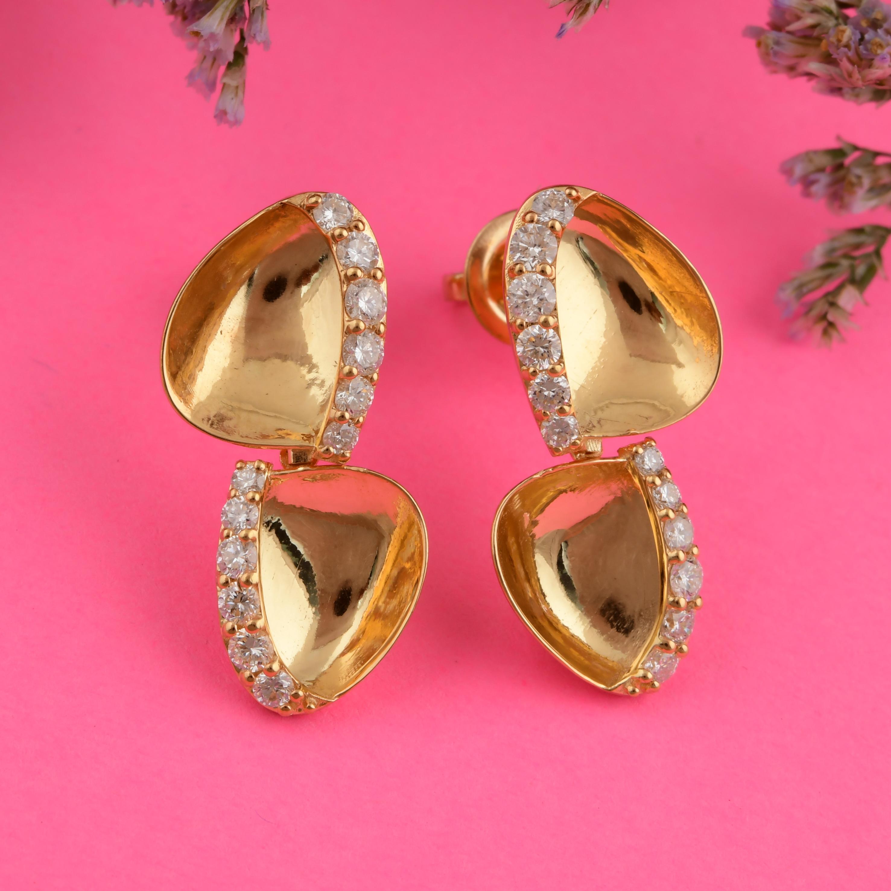 Real 0.77 Carat SI Clarity HI Color Diamond Dangle Earrings 18 Karat Yellow Gold In New Condition For Sale In Diera, Dubai