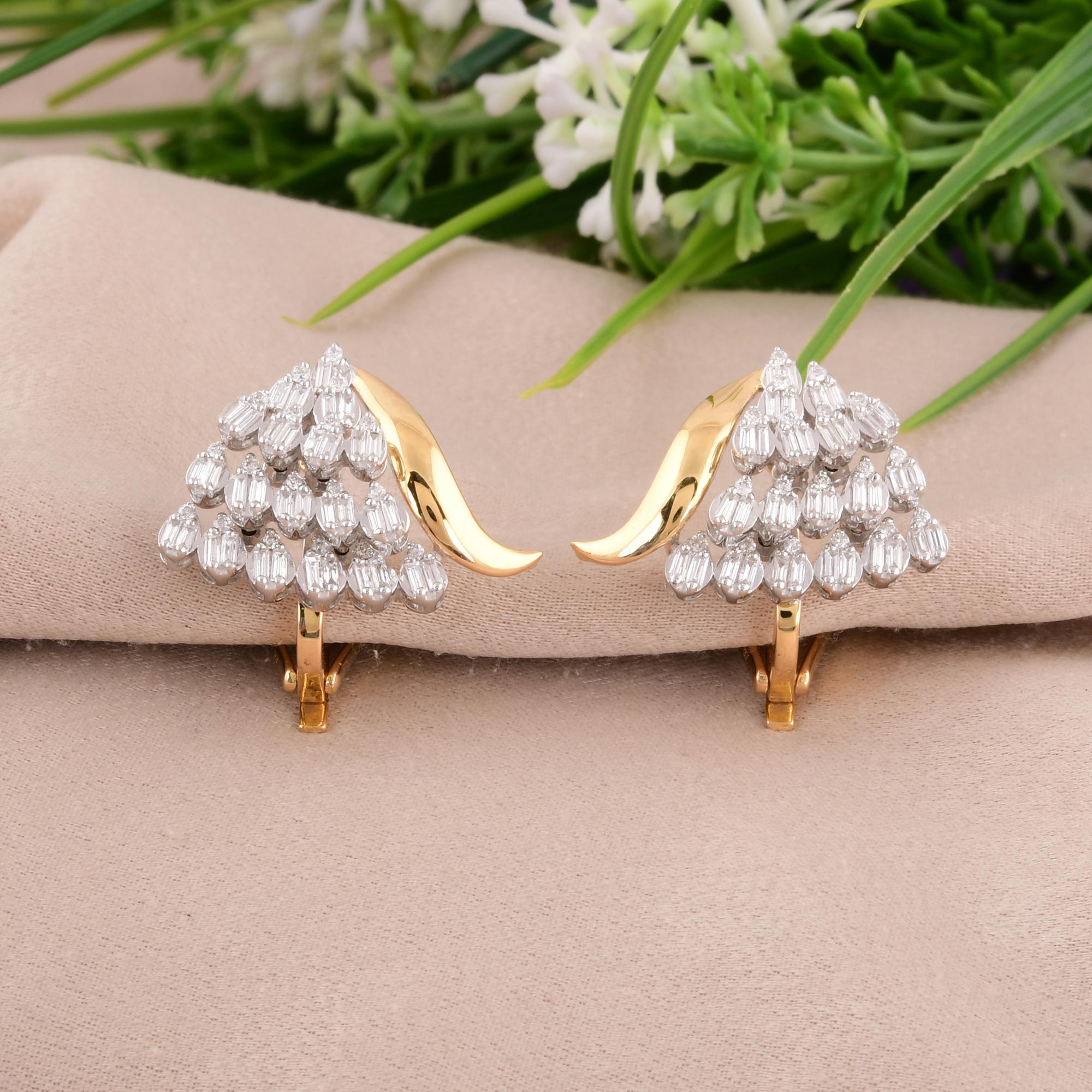Les boucles d'oreilles en or jaune sont un ajout éblouissant à toute collection de bijoux. Fabriquée en or jaune 14 carats, cette pièce exquise allie élégance et sophistication, ce qui la rend parfaite pour les sorties décontractées comme pour les