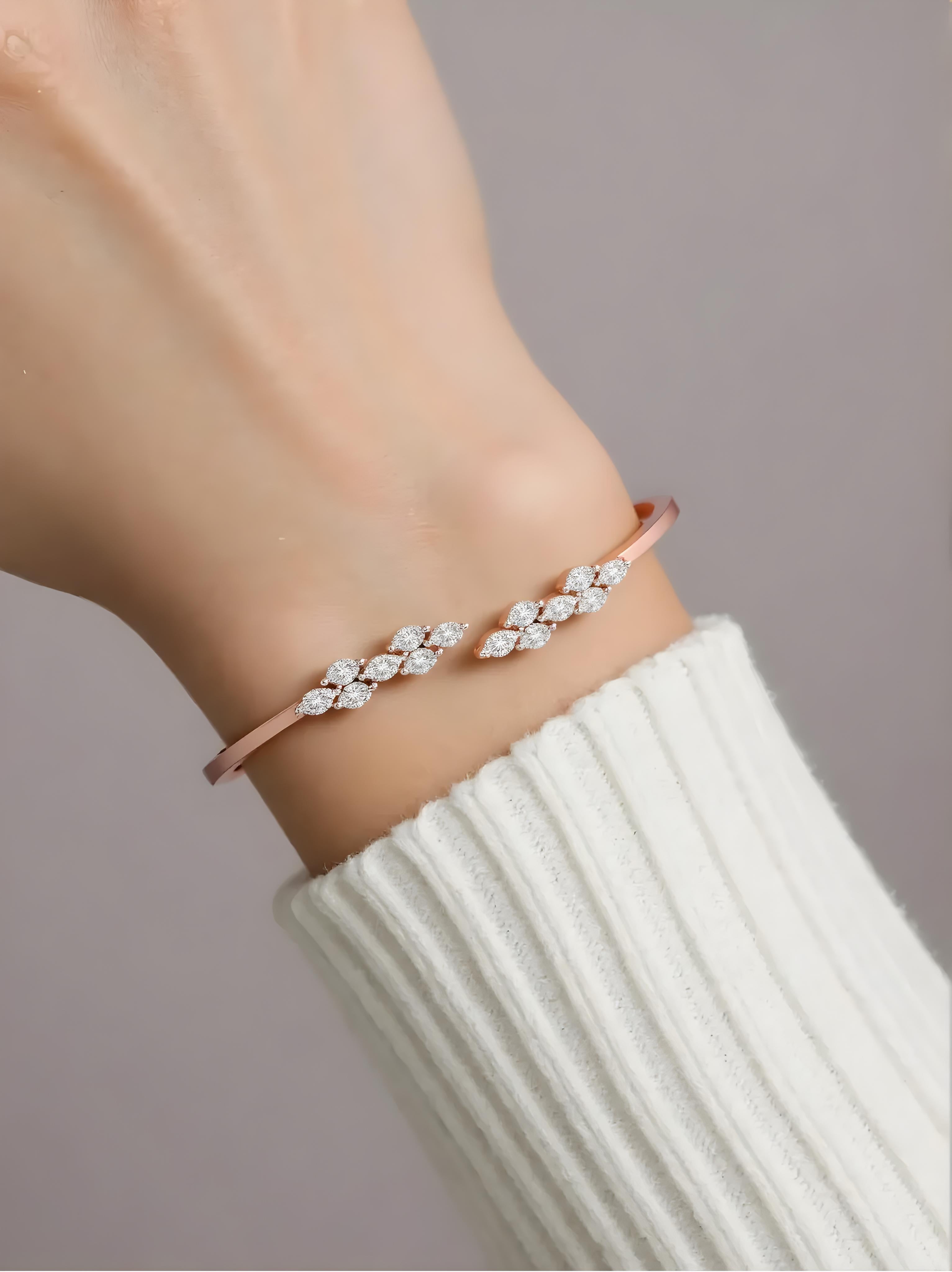 Real 0.85 Carat Marquise Diamond Clamper Cuff Bracelet 14 Karat Rose Gold Neuf - En vente à Diera, Dubai