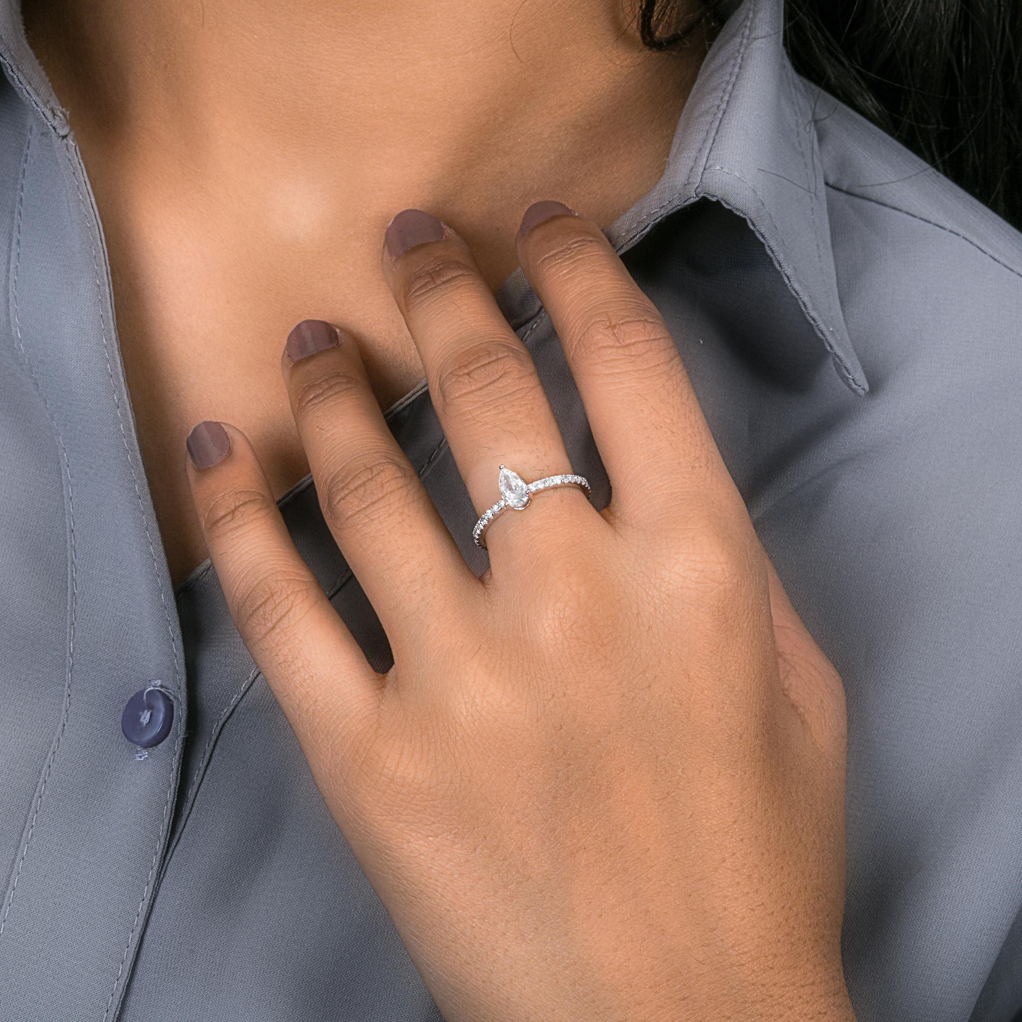 Real 0.87 Carat SI/H Pear Round Brilliant Cut Diamond Ring 18 Karat White Gold In New Condition For Sale In Diera, Dubai