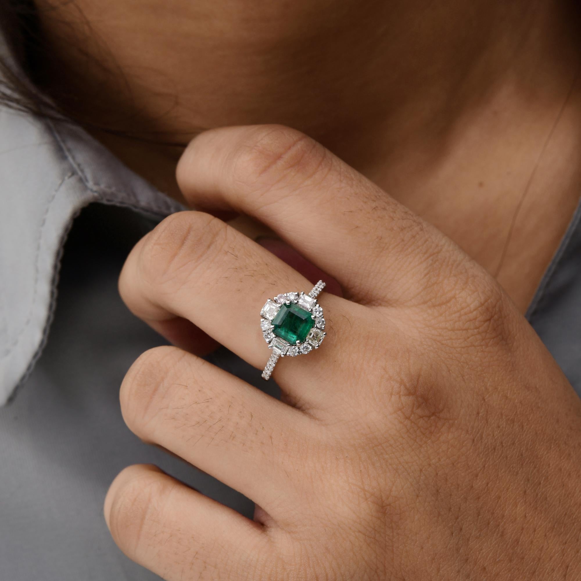 Real 1.05 Carat Zambian Emerald 0.82 Carat SI/H Diamond Ring 14 Karat White Gold In New Condition For Sale In Diera, Dubai