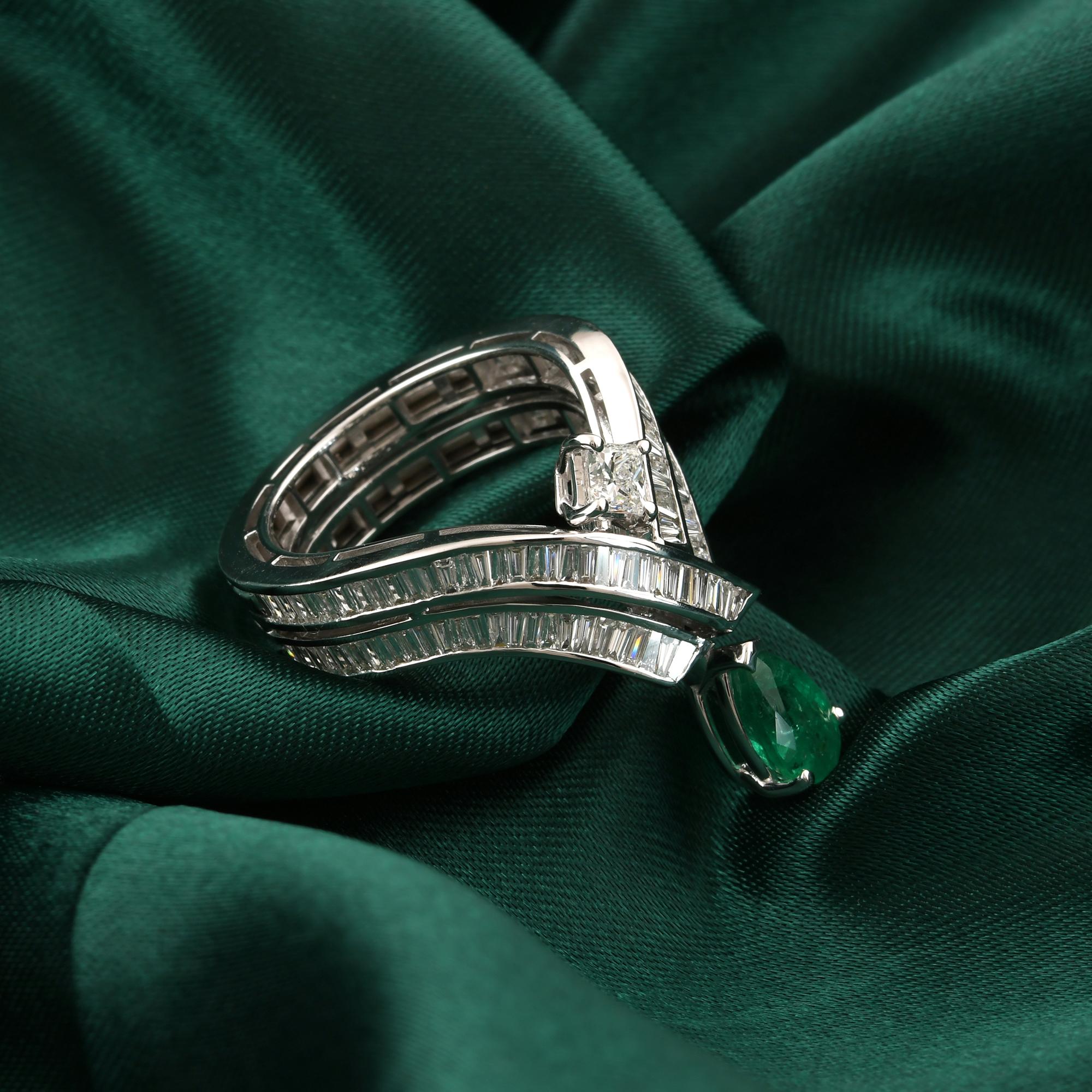in vendita:  Real 1.05 Carat Zambian Emerald 1.61 Carat SI/H Diamond Ring 18 Karat White Gold 2