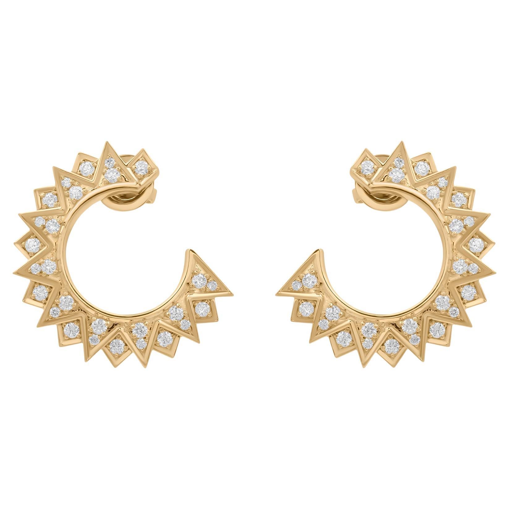 Boucles d'oreilles en or jaune 18 carats avec diamants ronds et brillants de 1,13 carat SI/H
Ces boucles d'oreilles sont magistralement réalisées avec des diamants sertis dans les rayons en zig-zag des boucles d'oreilles en forme de C.C.
Les