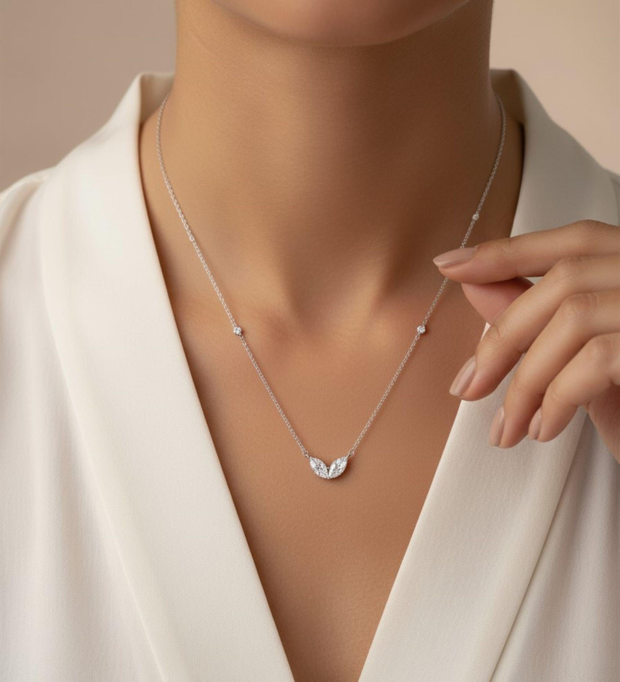 Collier à breloques en or blanc 18 carats avec diamant rond marquise de 1,25 carat SI/H
Cette pièce à couper le souffle présente deux diamants de taille marquise sertis ensemble en joignant les coins l'un de l'autre pour former un minuscule collier