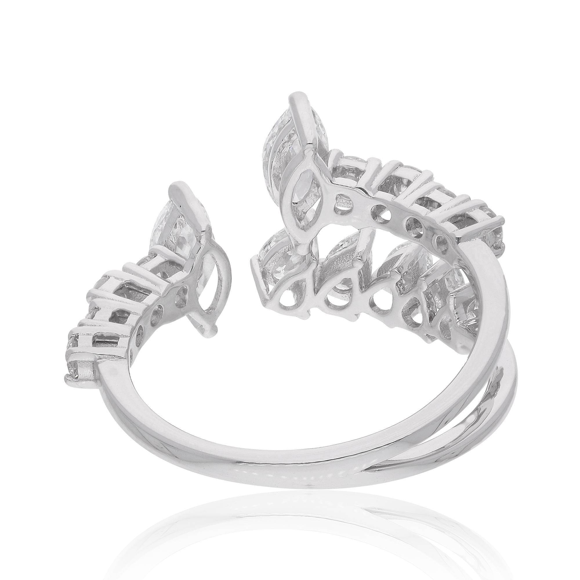 Une bague manchette faite à la main, ornée d'une poire de 1,35 carat et de diamants marquise en or blanc 18 carats, est une pièce de joaillerie étonnante et unique. La bague présente généralement une combinaison de diamants en forme de poire et de
