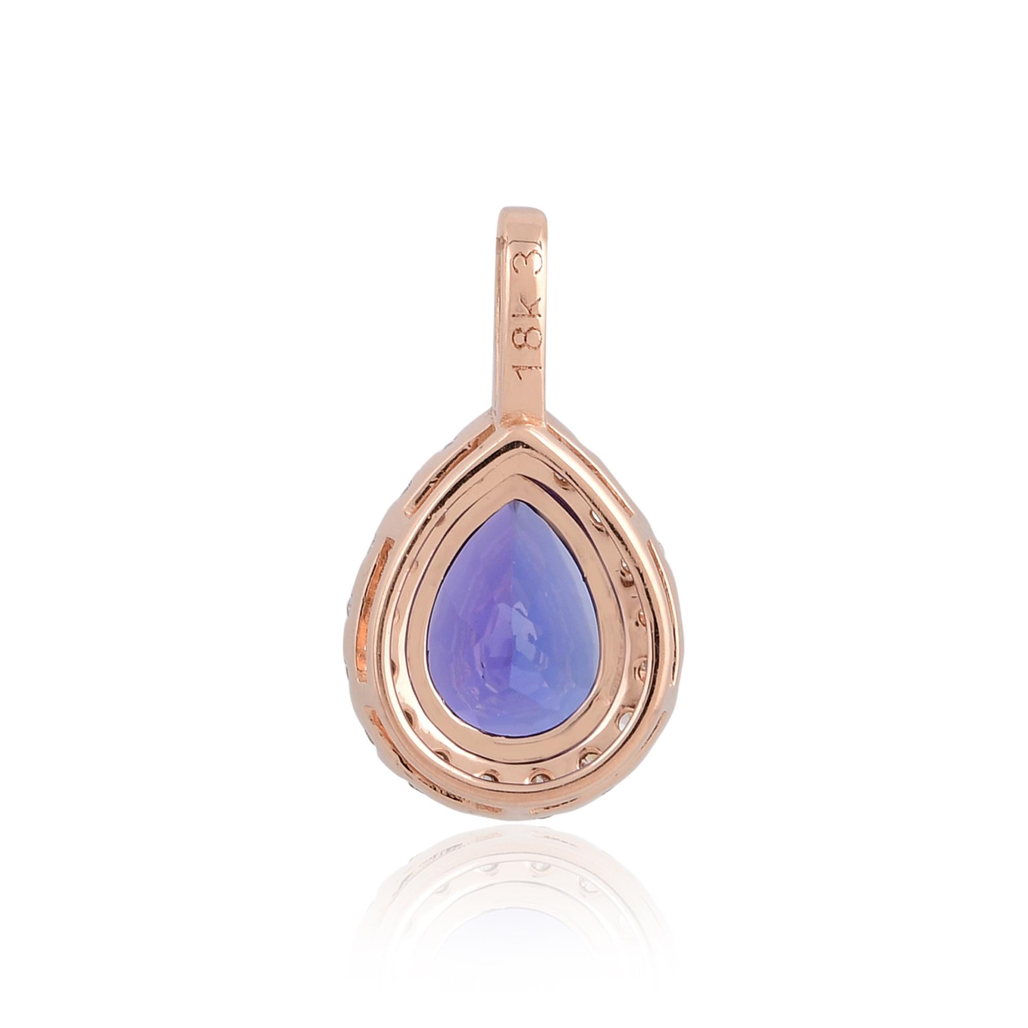 Eleva la tua collezione di gioielli con questo splendido ciondolo fatto a mano, caratterizzato da una gemma di tanzanite a forma di pera ornata da un'incantevole pavé di diamanti. Realizzato meticolosamente in oro bianco 18 carati, questo ciondolo