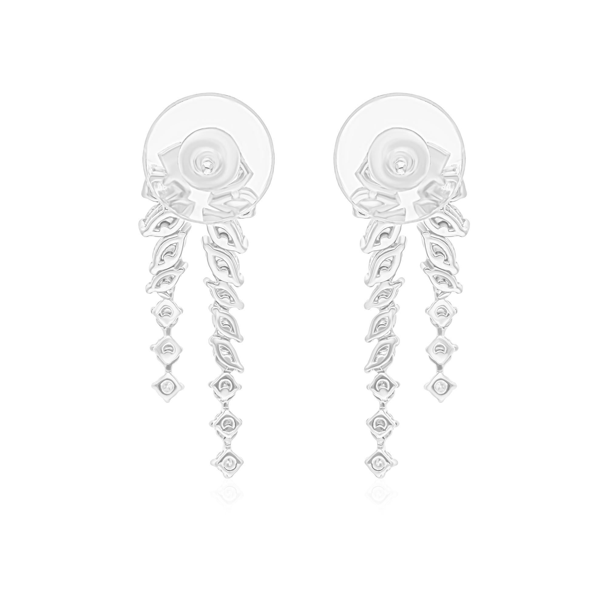 Fundidos en oro de 18 quilates, estos exquisitos pendientes están engastados con 1,46 quilates de brillantes diamantes.

SIGUE LA TIENDA DE SPECTRUM JEWELS para ver la última colección y piezas exclusivas. Spectrum Jewels se enorgullece de ser uno
