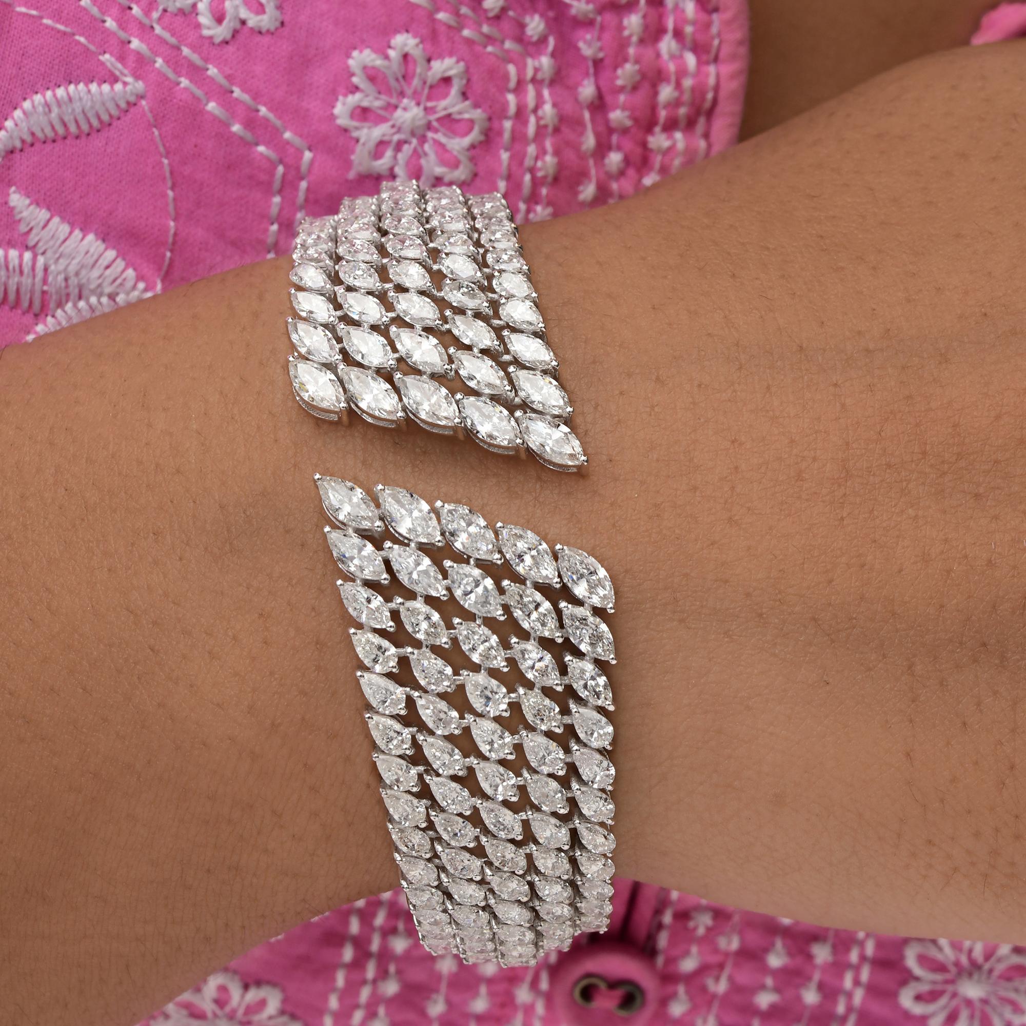 Echte 15,13 Karat SI/H Marquise Diamond Cuff Armreif Armband 14 Karat Weißgold 
Das Statement-Armband zeichnet sich durch die in fünf Reihen gefassten Diamanten im Cluster-Schliff aus, die ein dickes Hochzeitsarmband zu einem kühnen und breiten